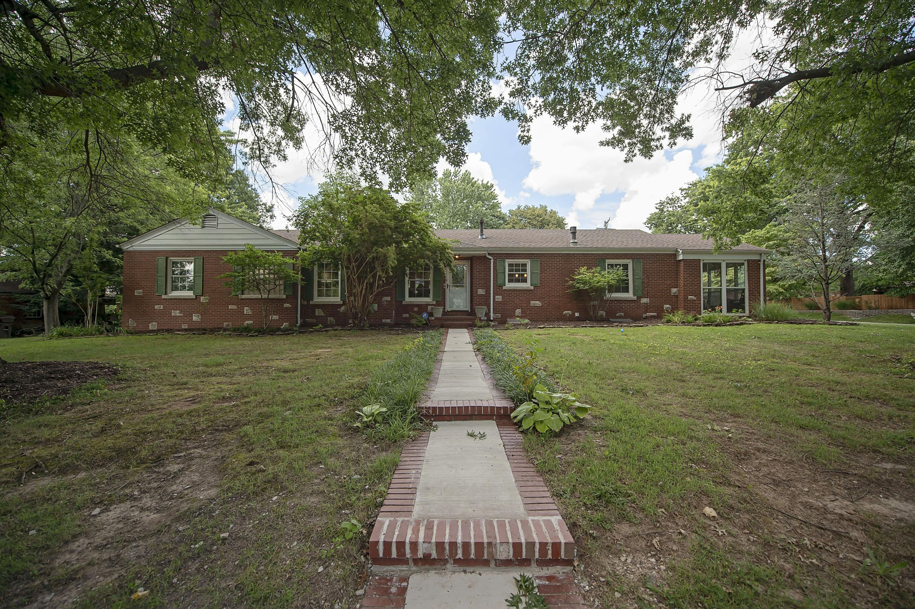 825 East University Street Property Photo 1