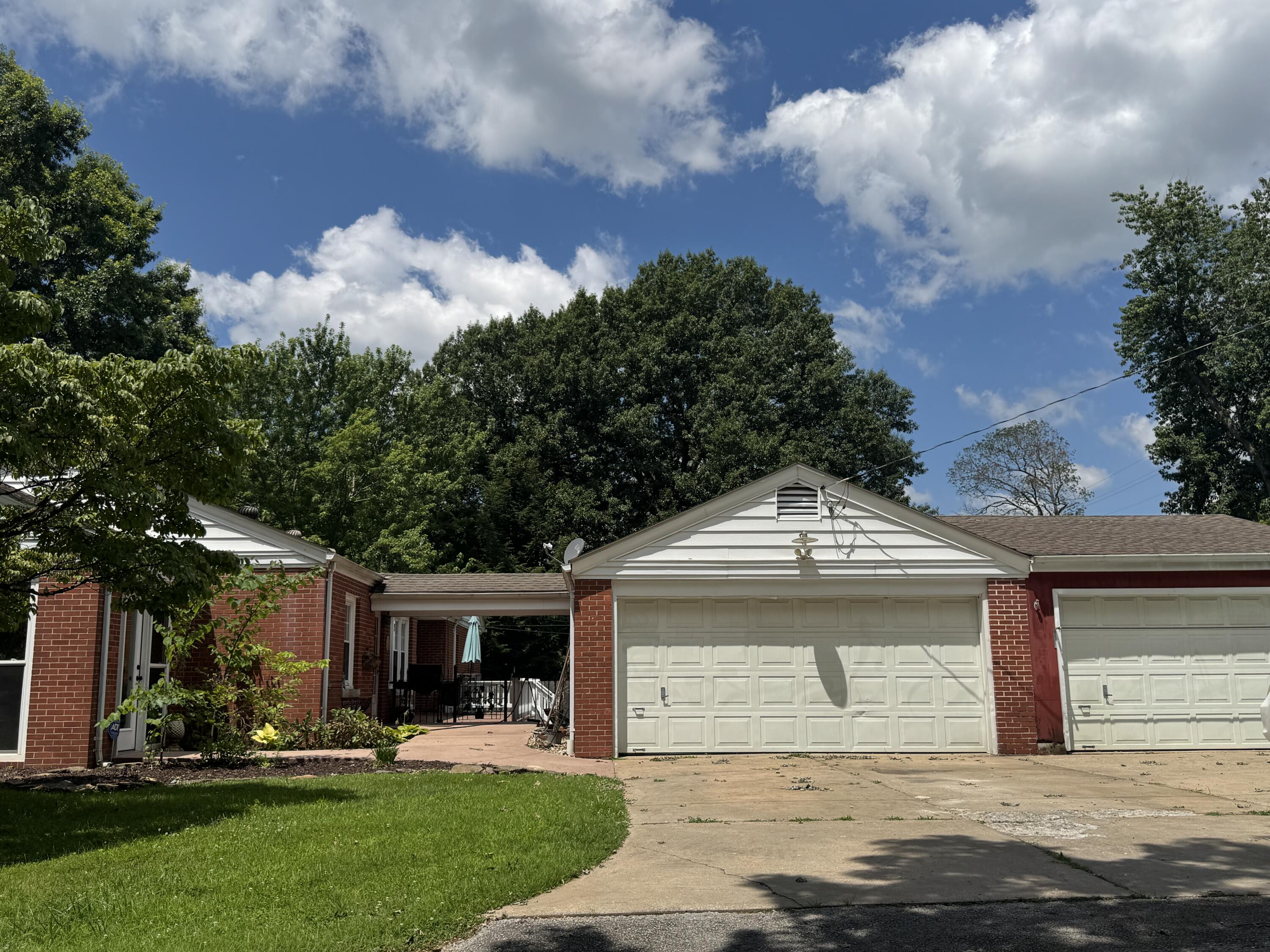 825 East University Street Property Photo 42