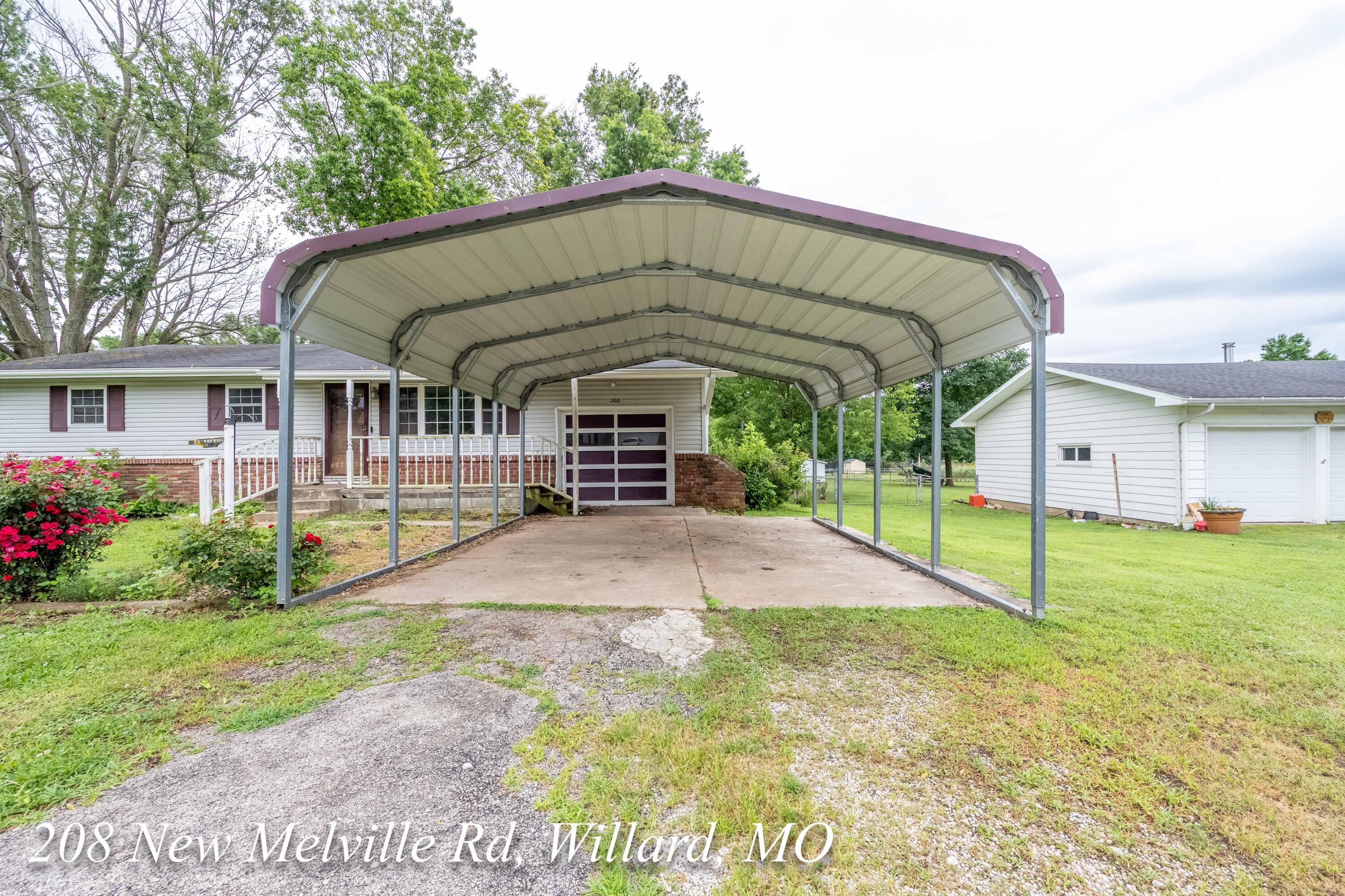 208 East New Melville Road Property Photo 3