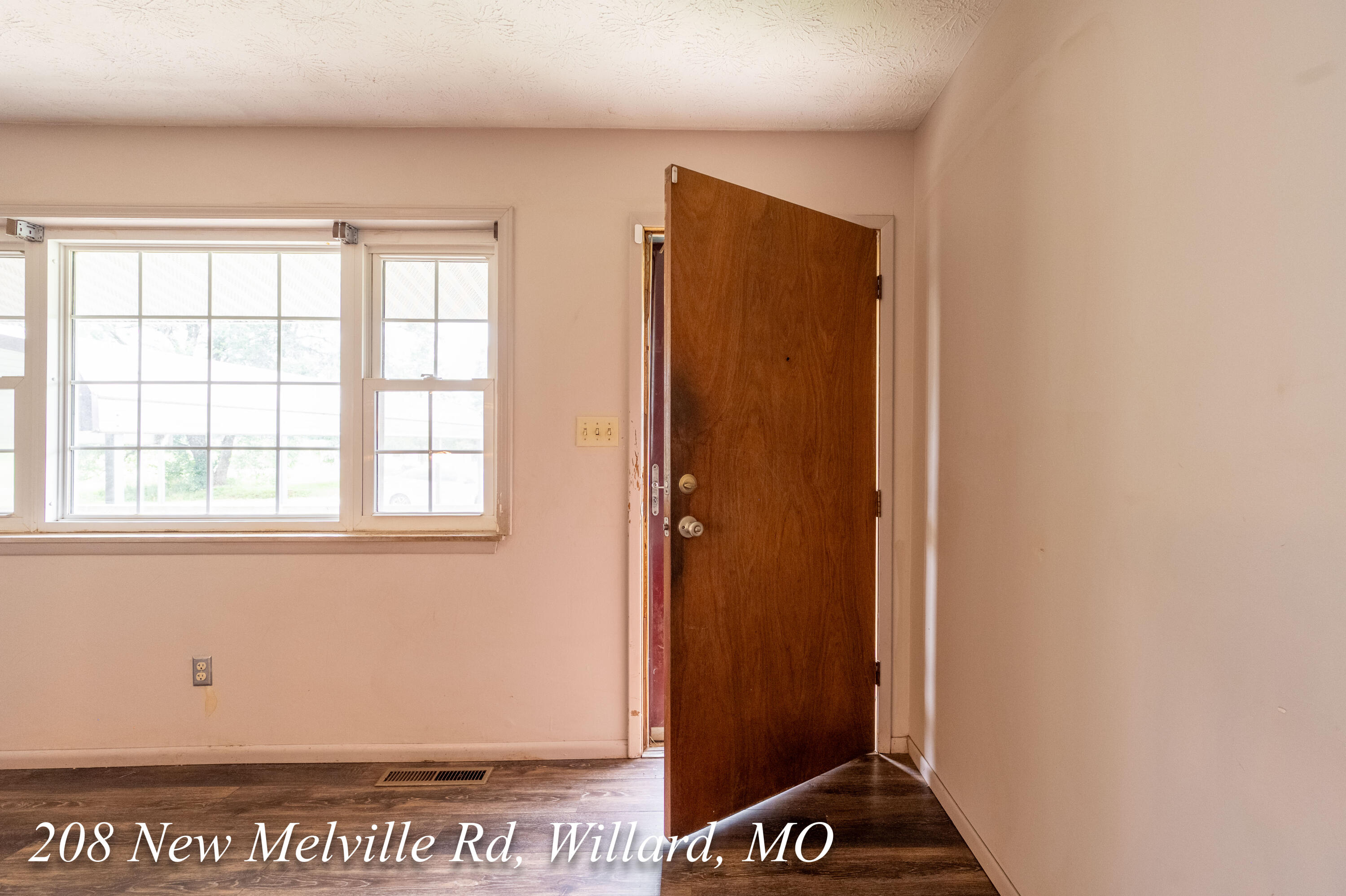 208 East New Melville Road Property Photo 5