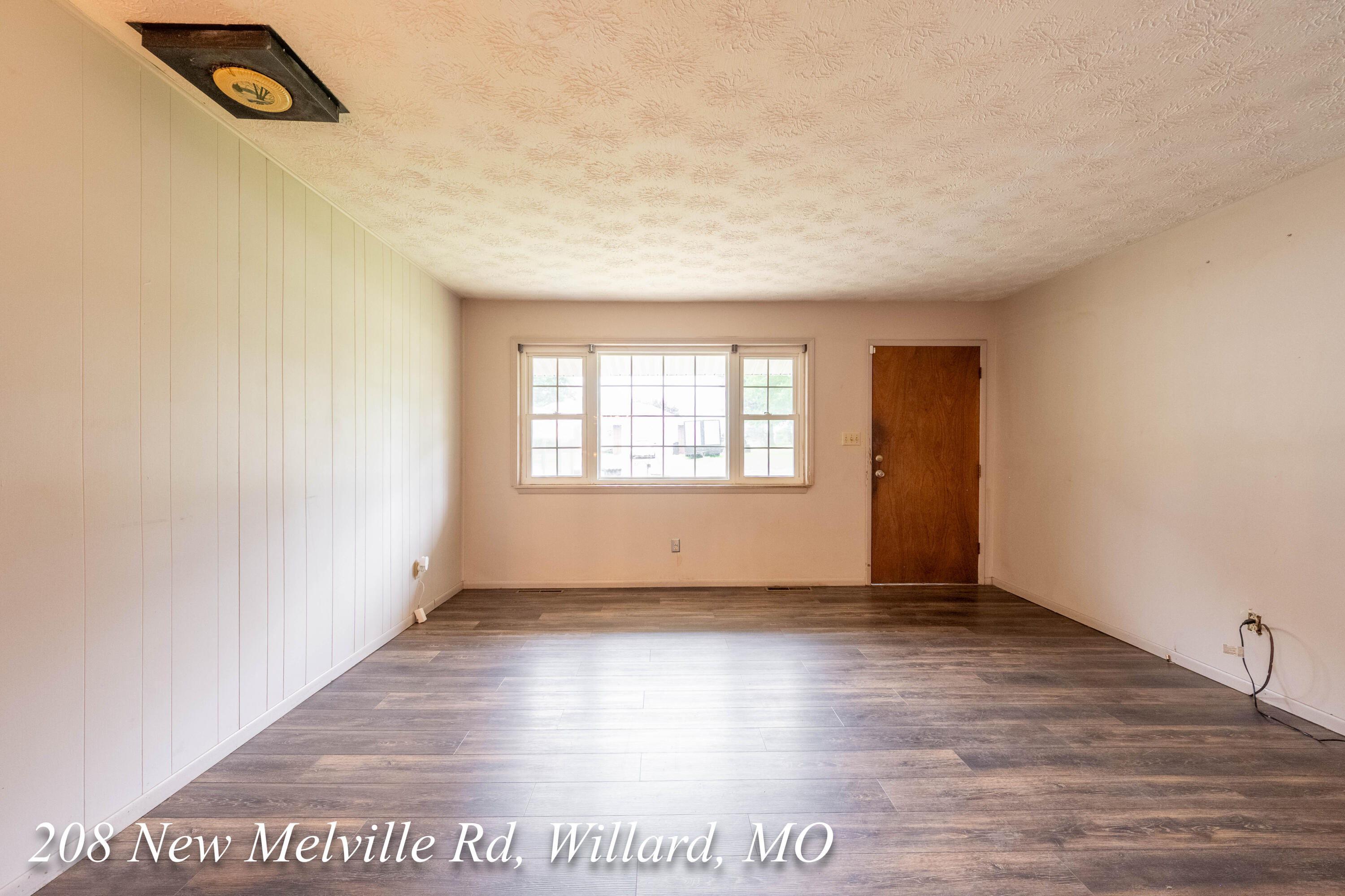 208 East New Melville Road Property Photo 6