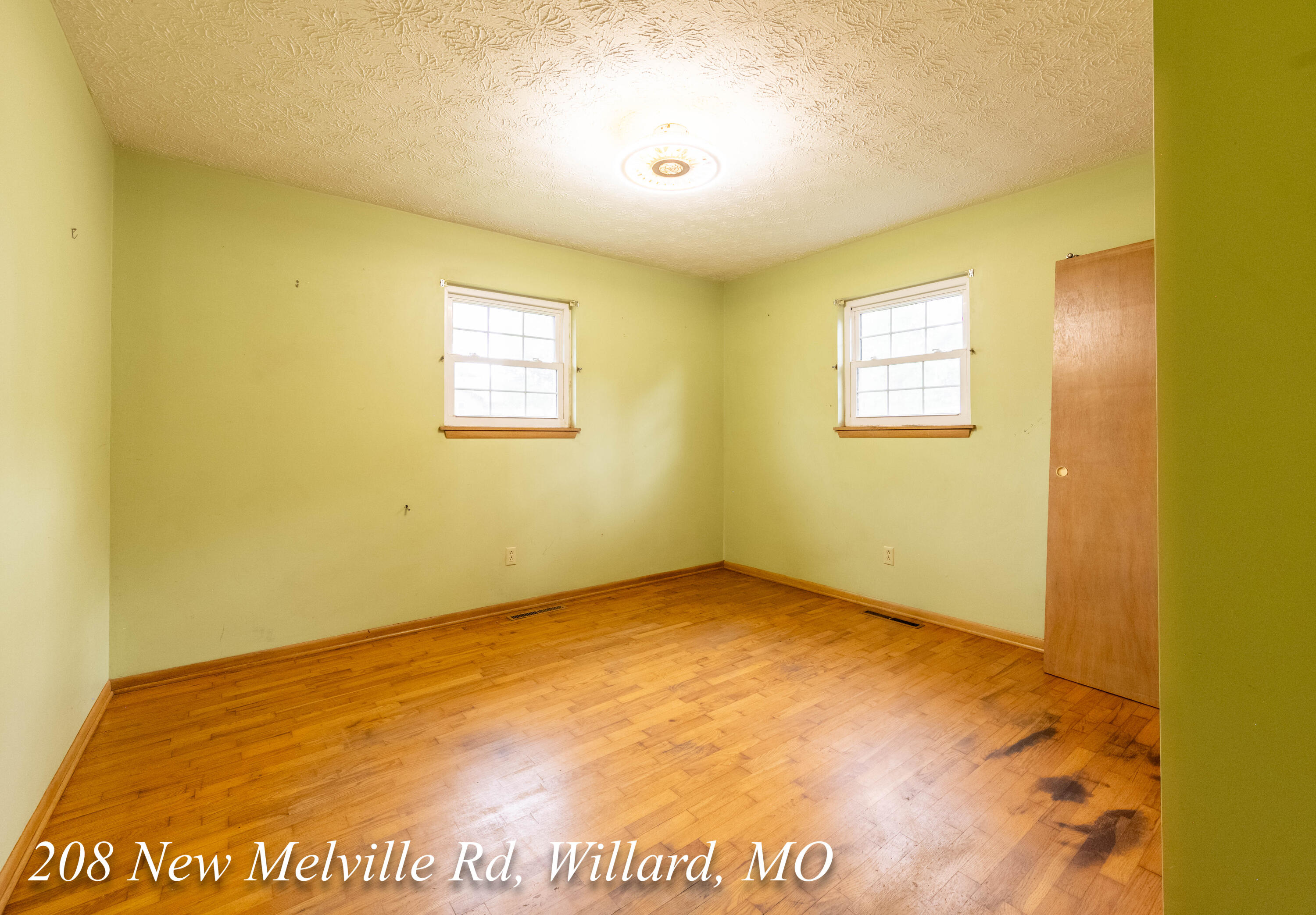 208 East New Melville Road Property Photo 21