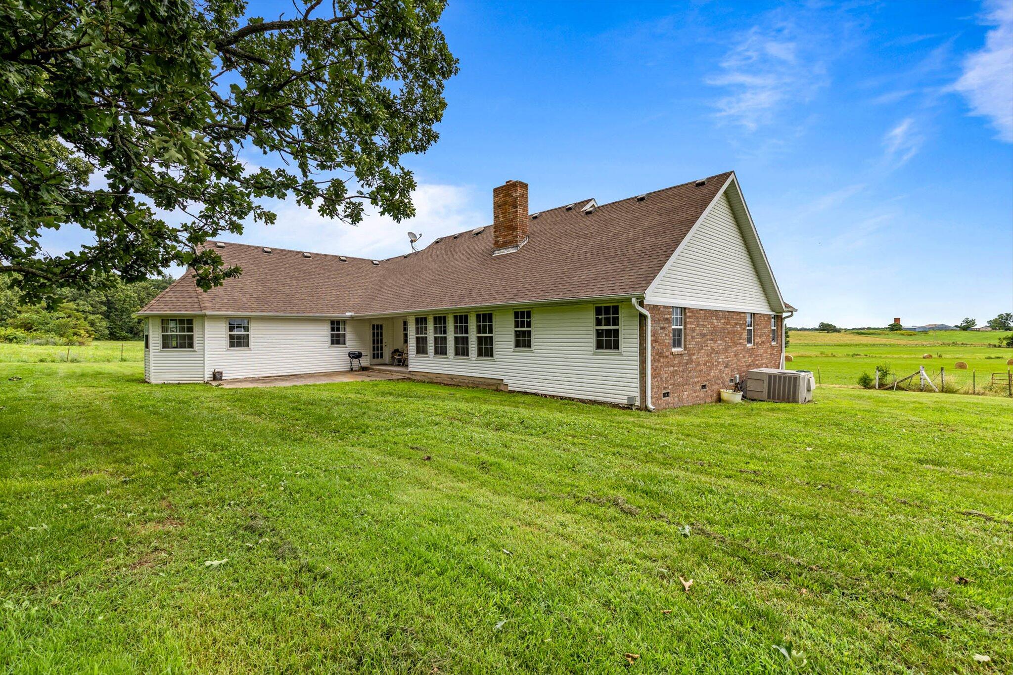 23369 Highway W Property Photo 5