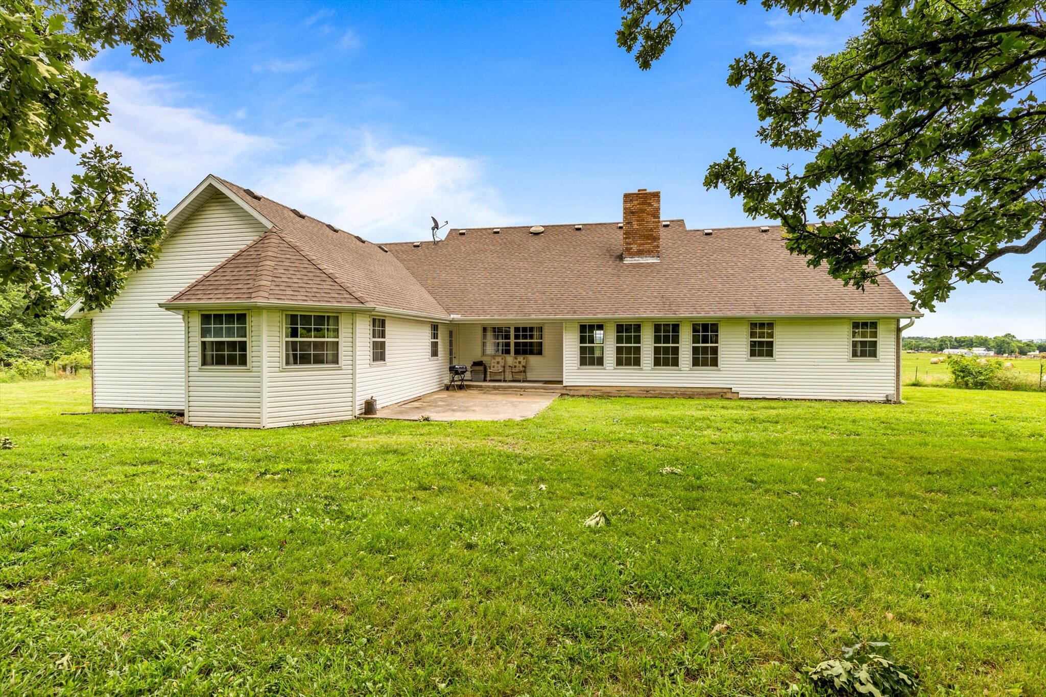 23369 Highway W Property Photo 6