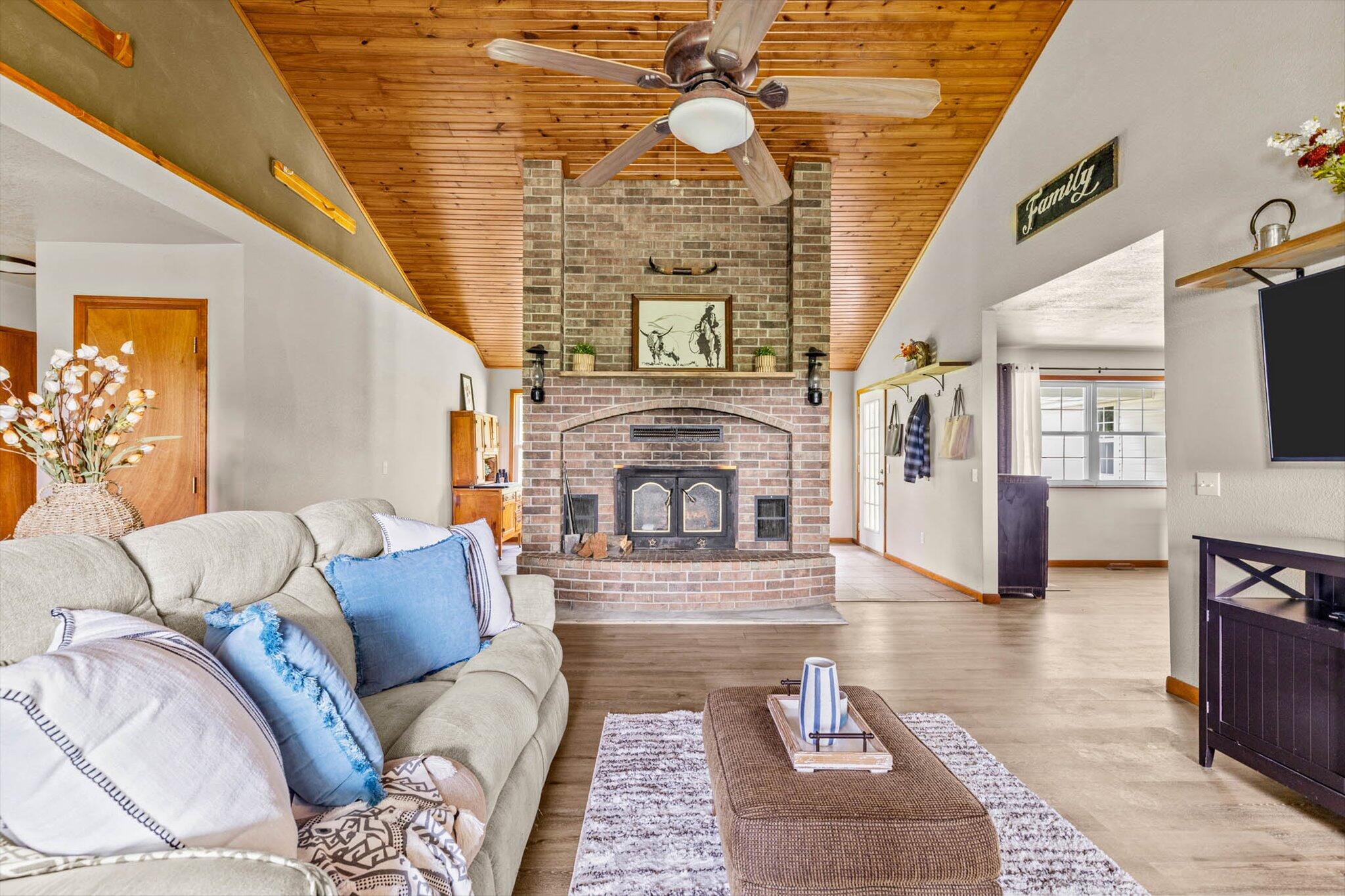 23369 Highway W Property Photo 11