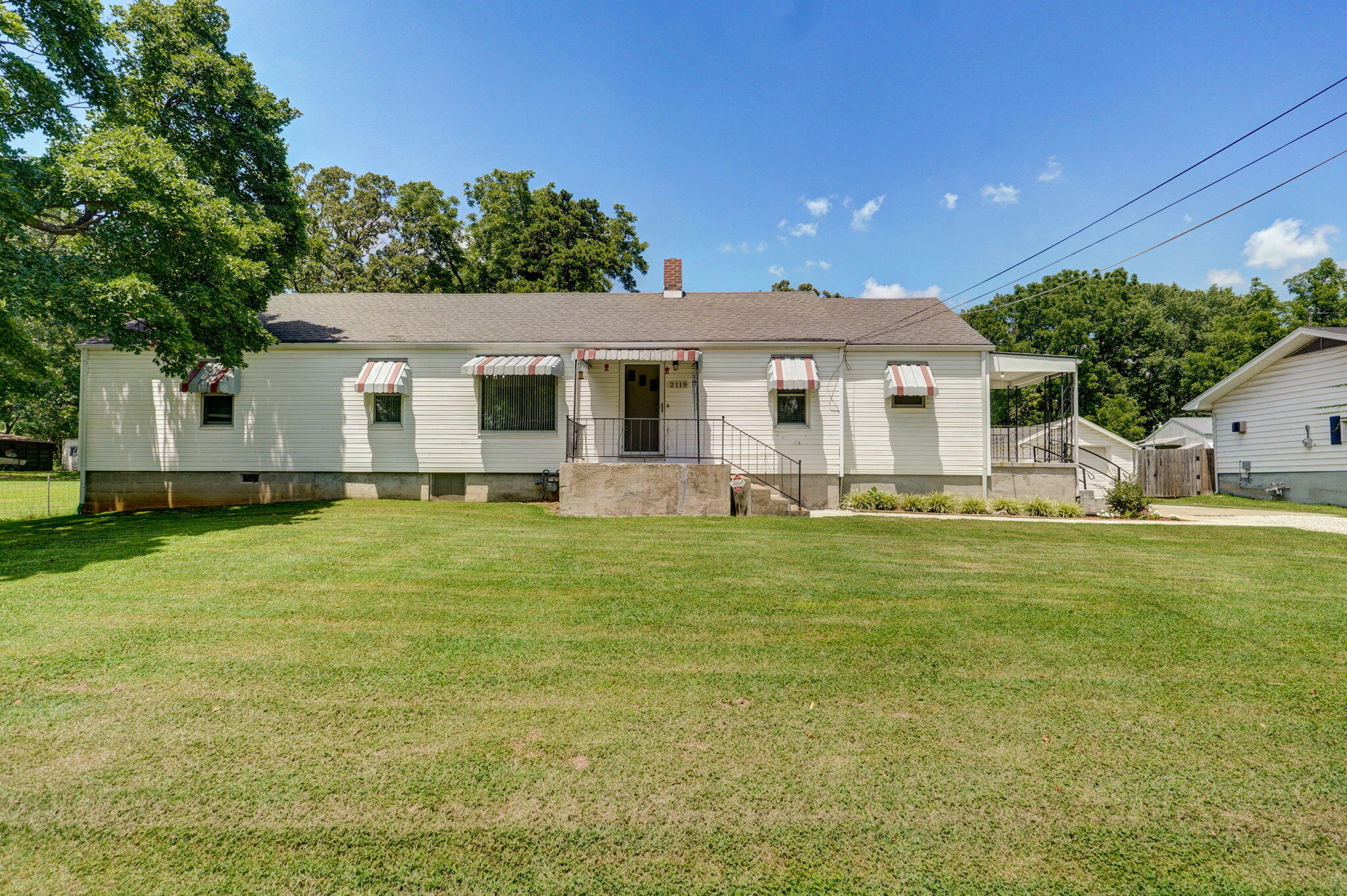 2119 West Farm Road 98 Property Photo 2