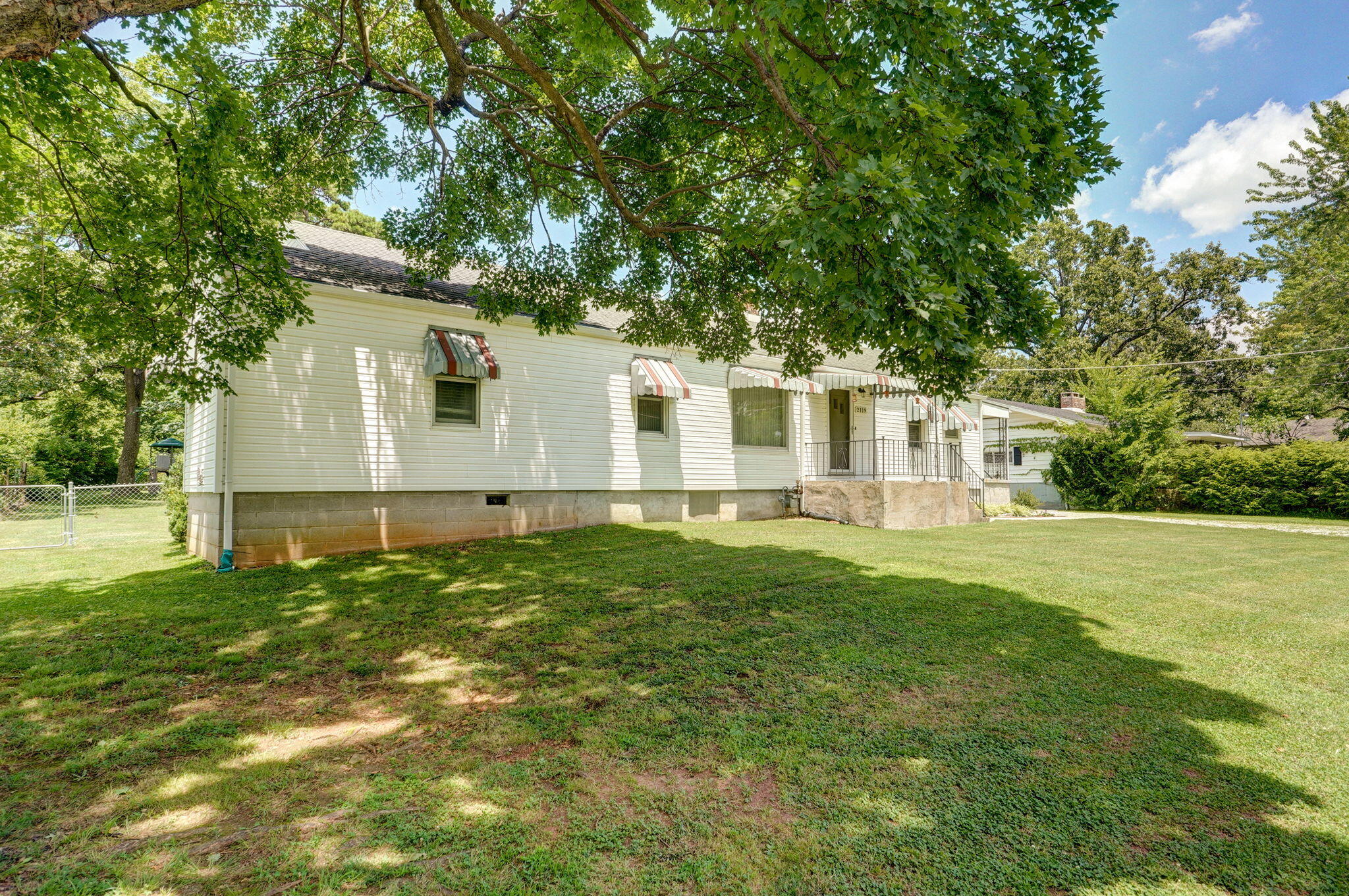 2119 West Farm Road 98 Property Photo 3