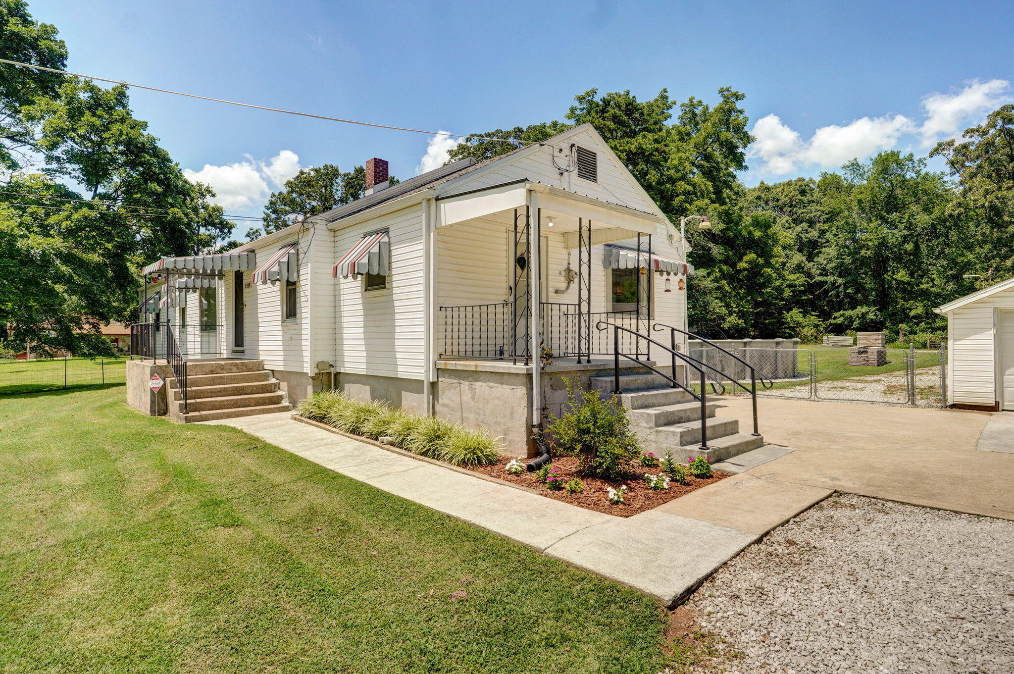 2119 West Farm Road 98 Property Photo 4