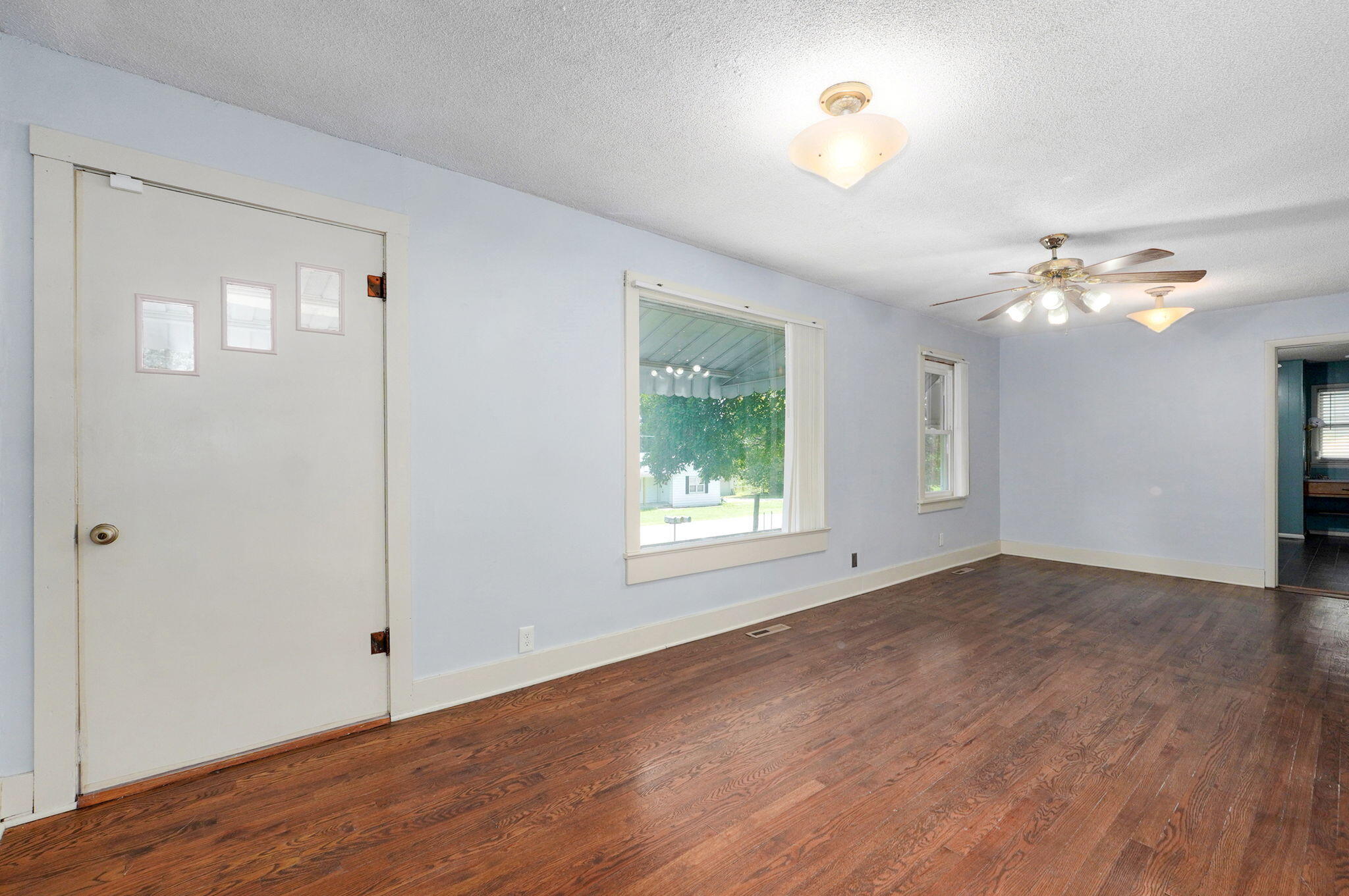 2119 West Farm Road 98 Property Photo 6