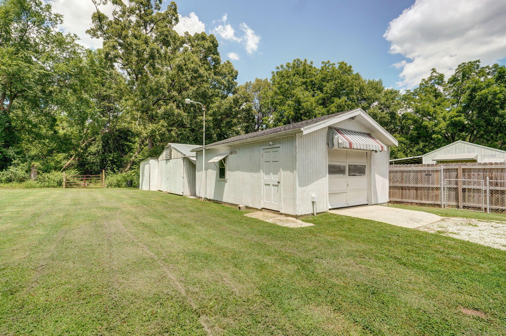 2119 West Farm Road 98 Property Photo 34