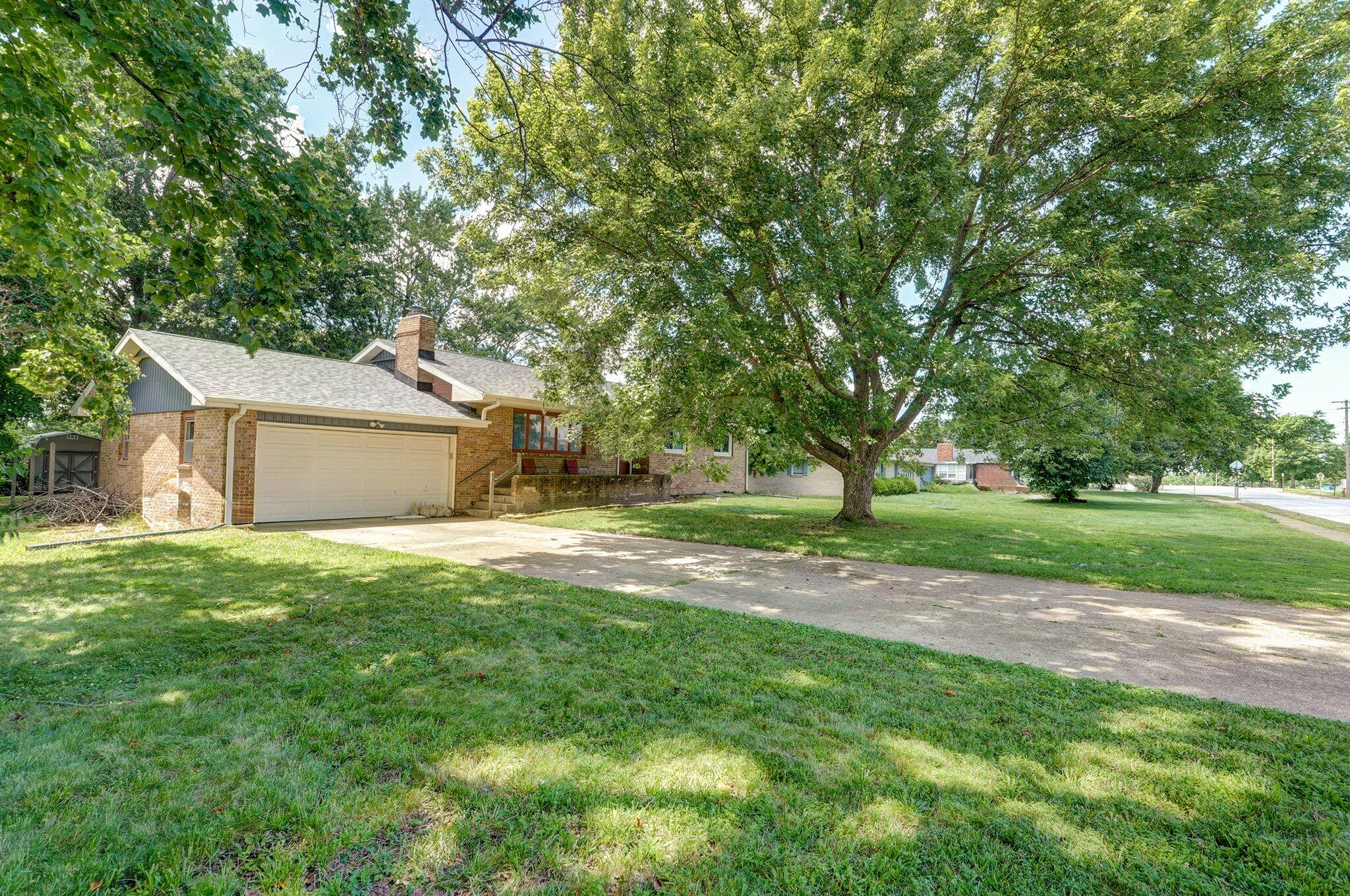 528 North Locust Street Property Photo 4