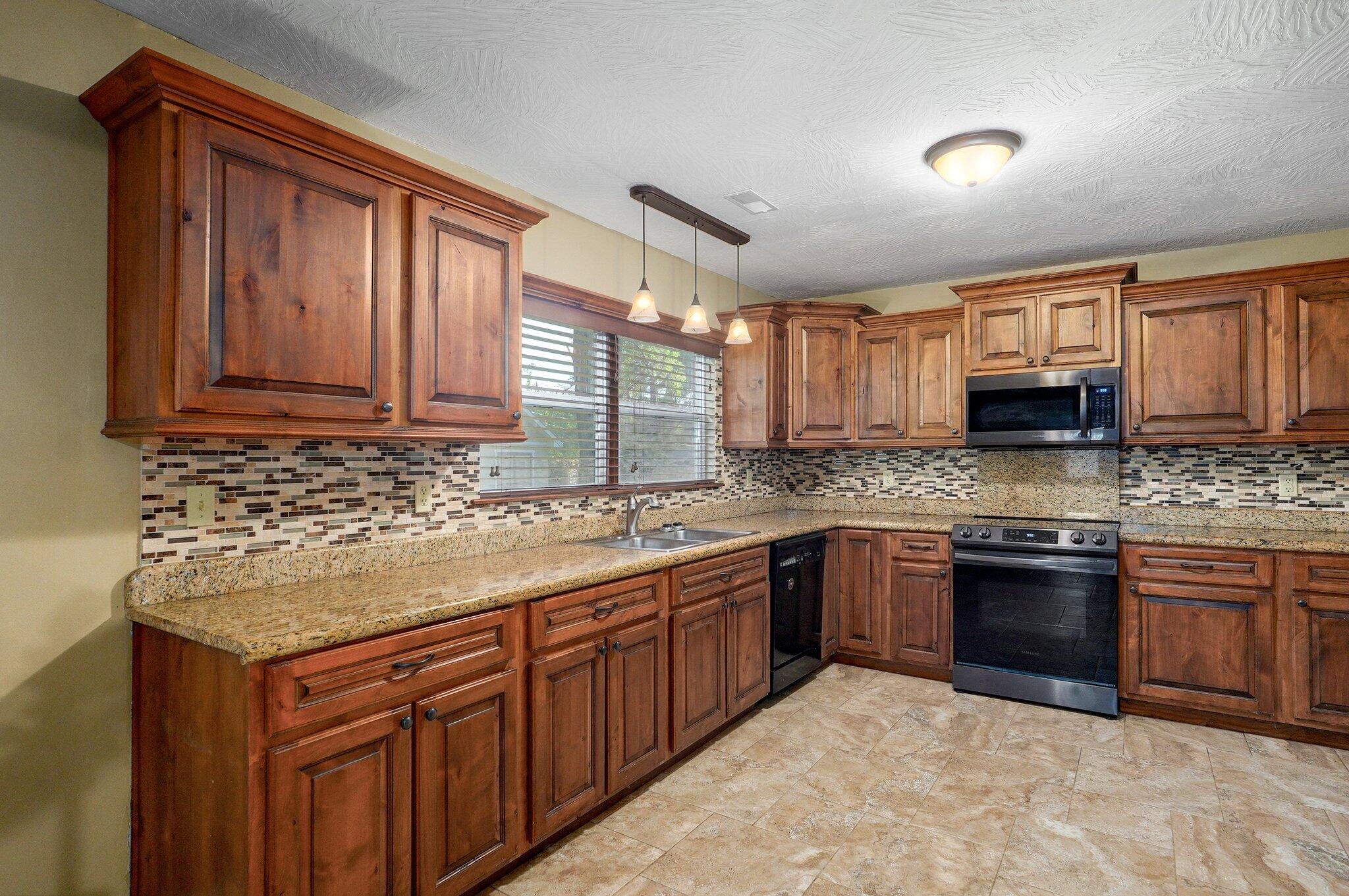 412 East Wayland Street Property Photo 12