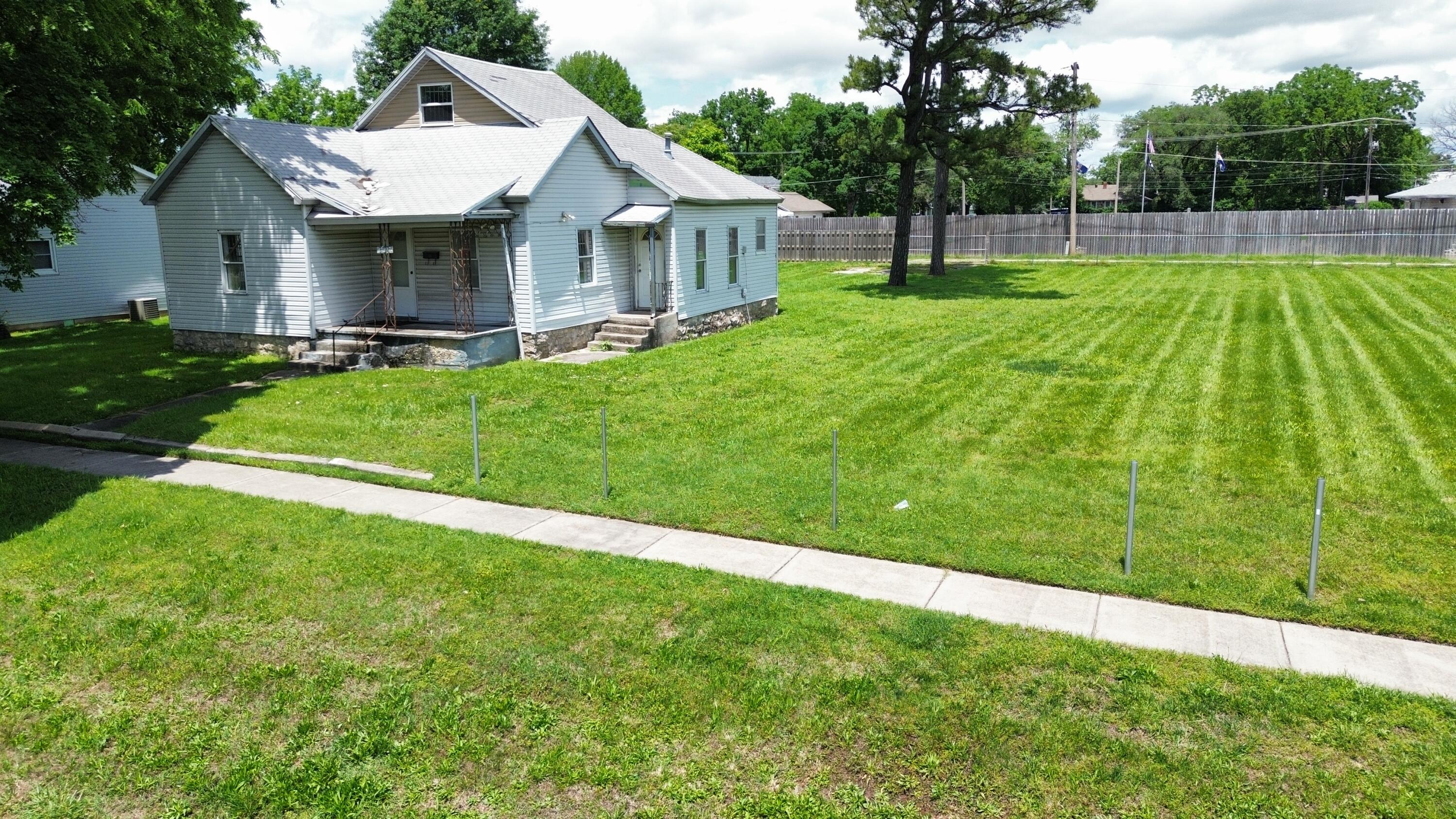 1121 East Thoman Street Property Photo 1