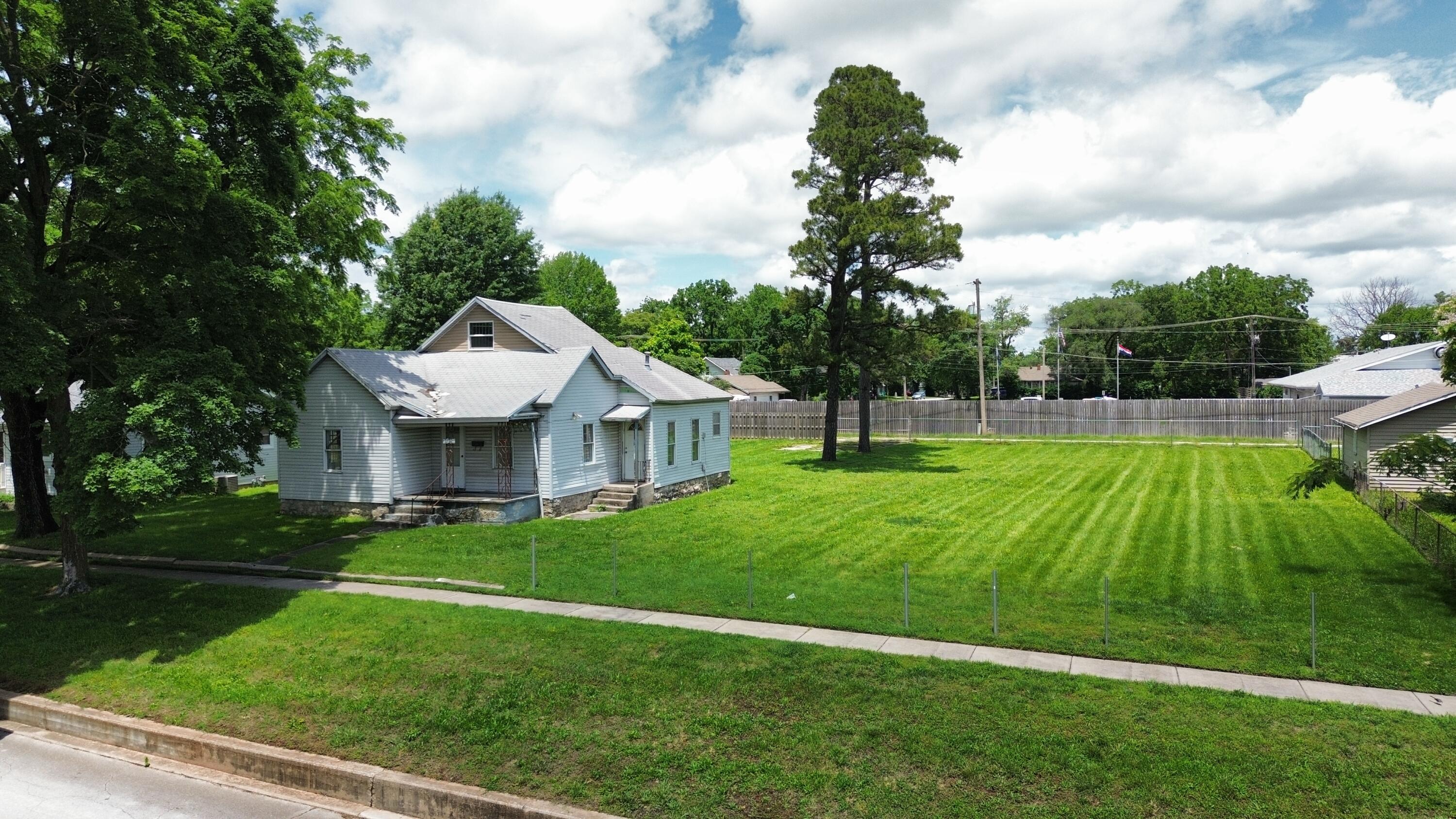 1121 East Thoman Street Property Photo 3