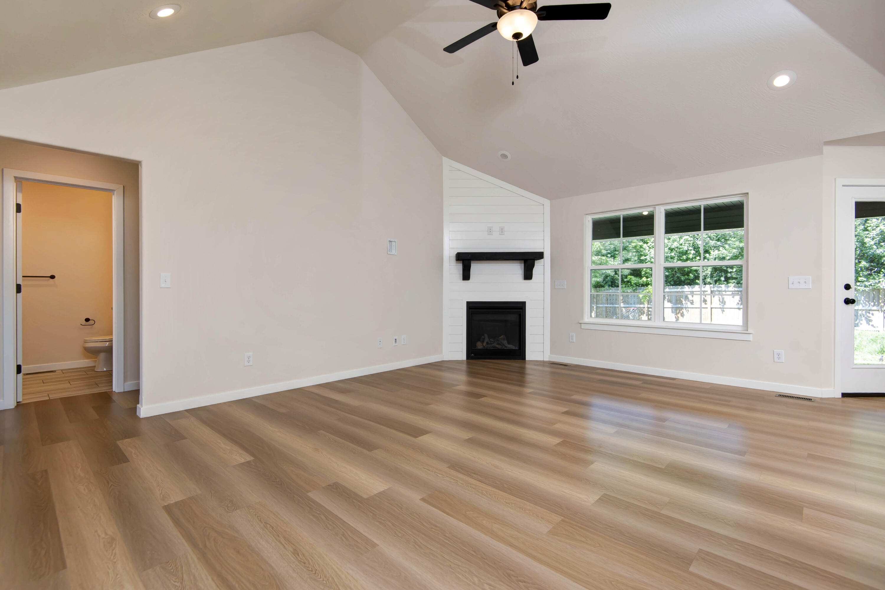 735 North Century Avenue Property Photo 8