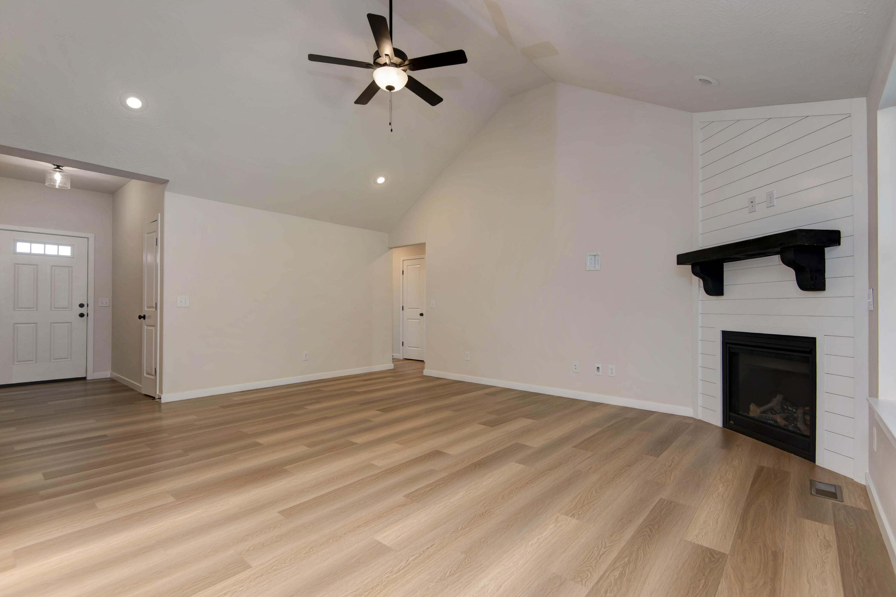 735 North Century Avenue Property Photo 9