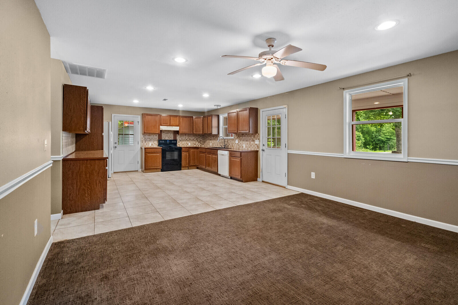 587 Pine Tree Drive Property Photo 5