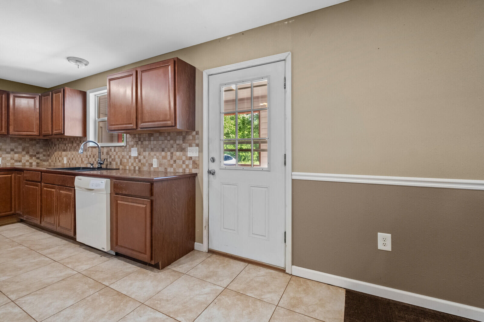 587 Pine Tree Drive Property Photo 8