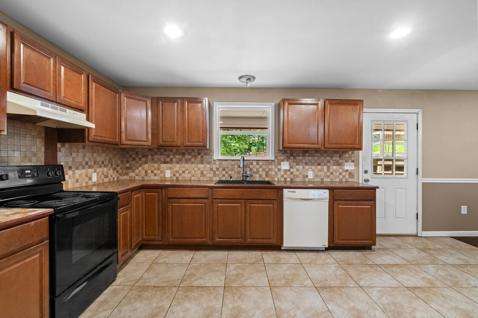 587 Pine Tree Drive Property Photo 12