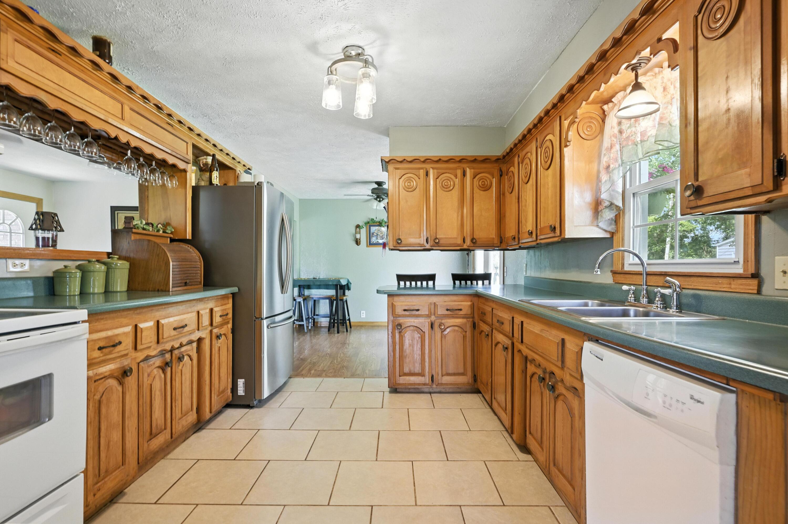 7 Lawrence 2200 Property Photo 18