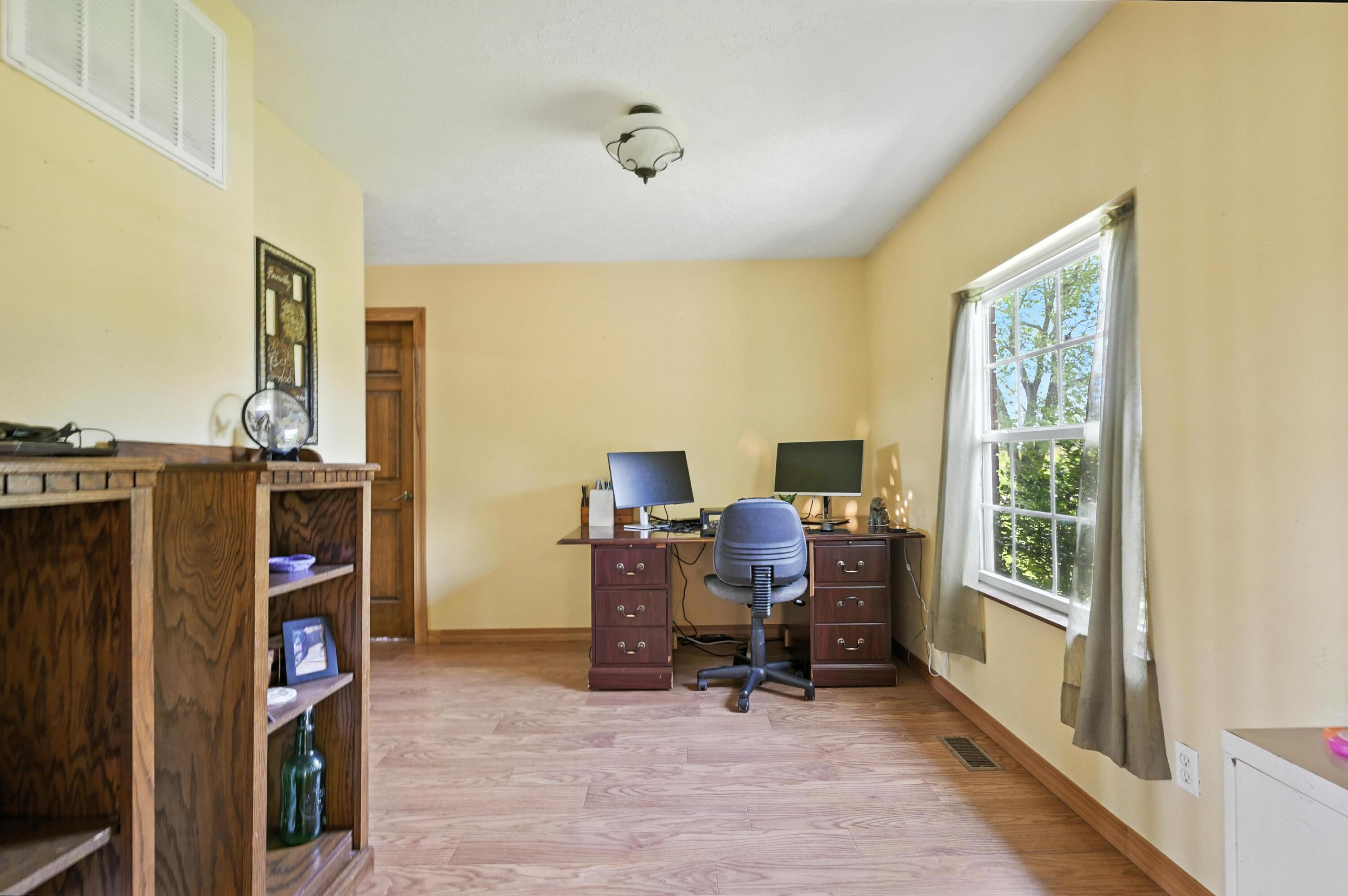 7 Lawrence 2200 Property Photo 23