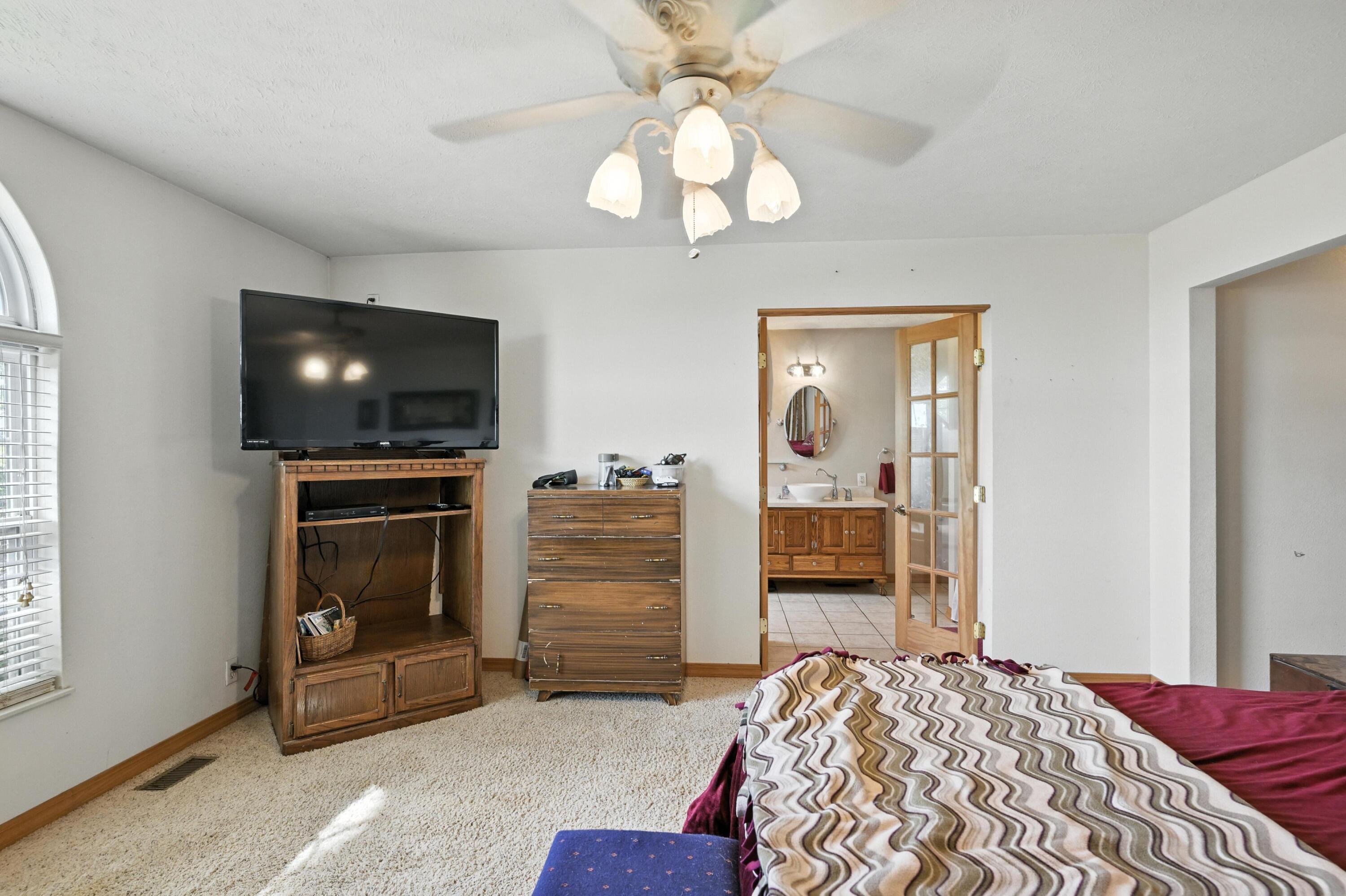 7 Lawrence 2200 Property Photo 29