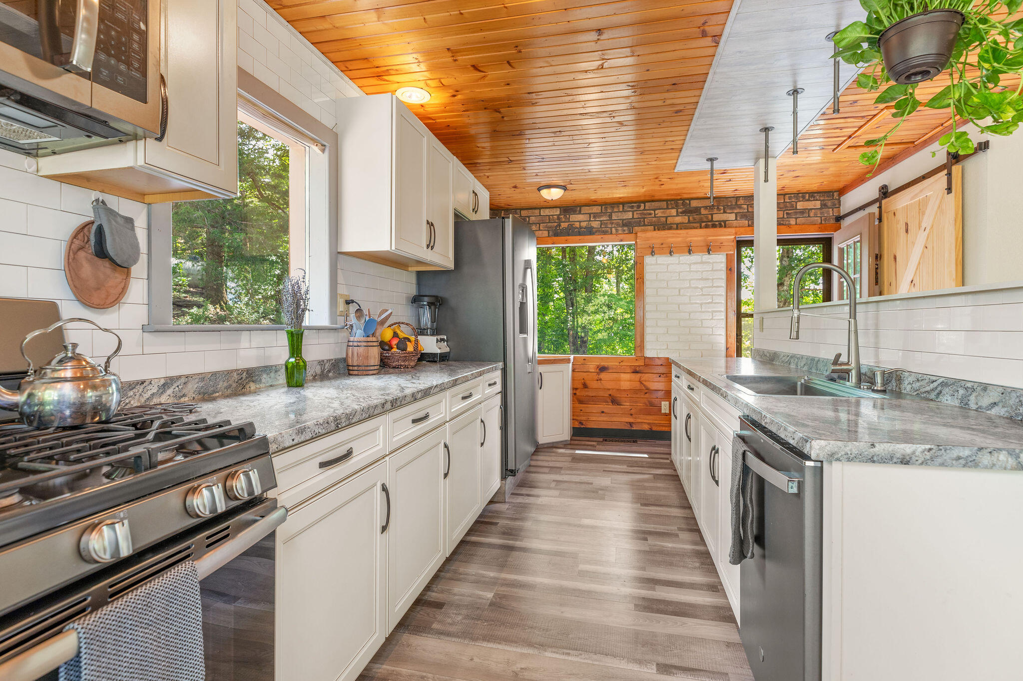537 Watson Road Property Photo 4