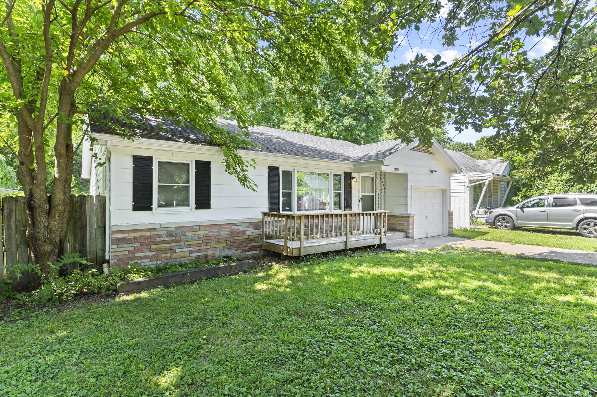 1640 Central Street Property Photo 2