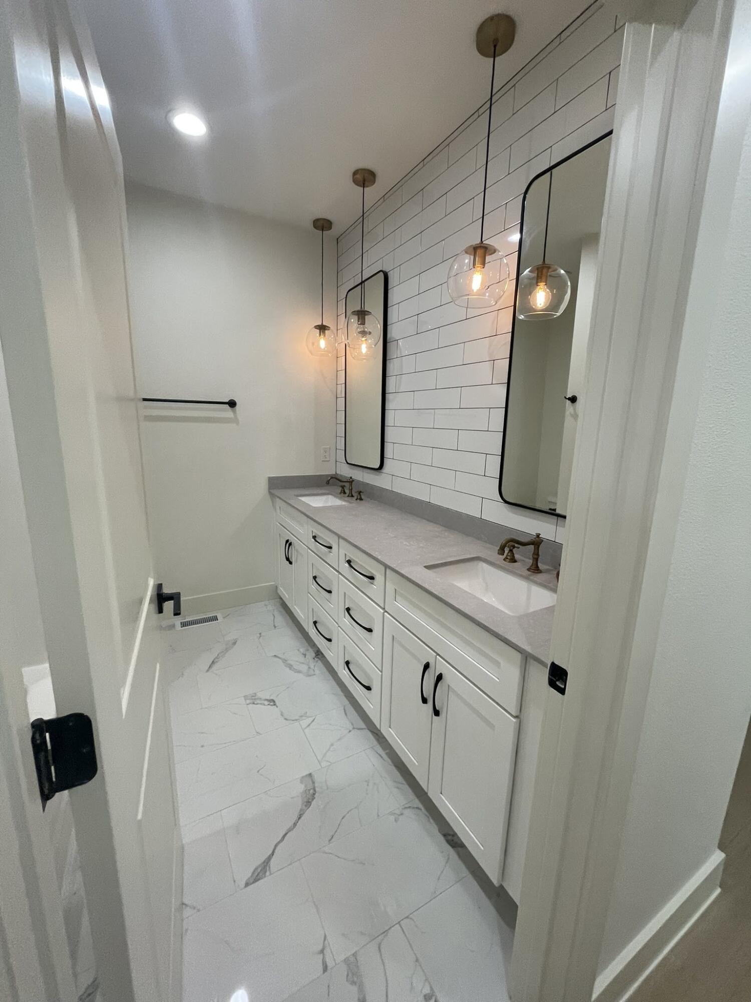 3893 North Sheedy Avenue Property Photo 17
