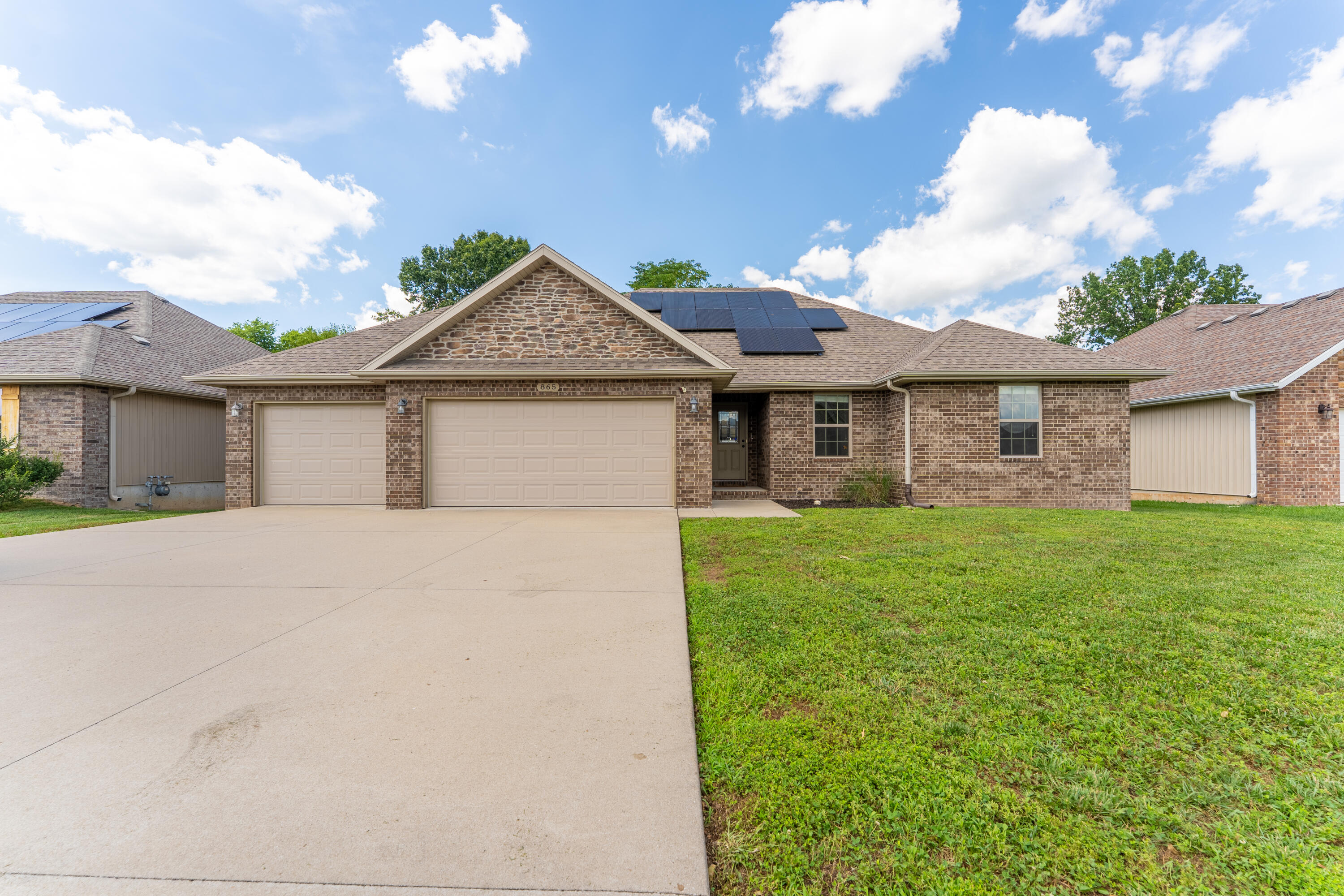865 East Striper Drive Property Photo 2