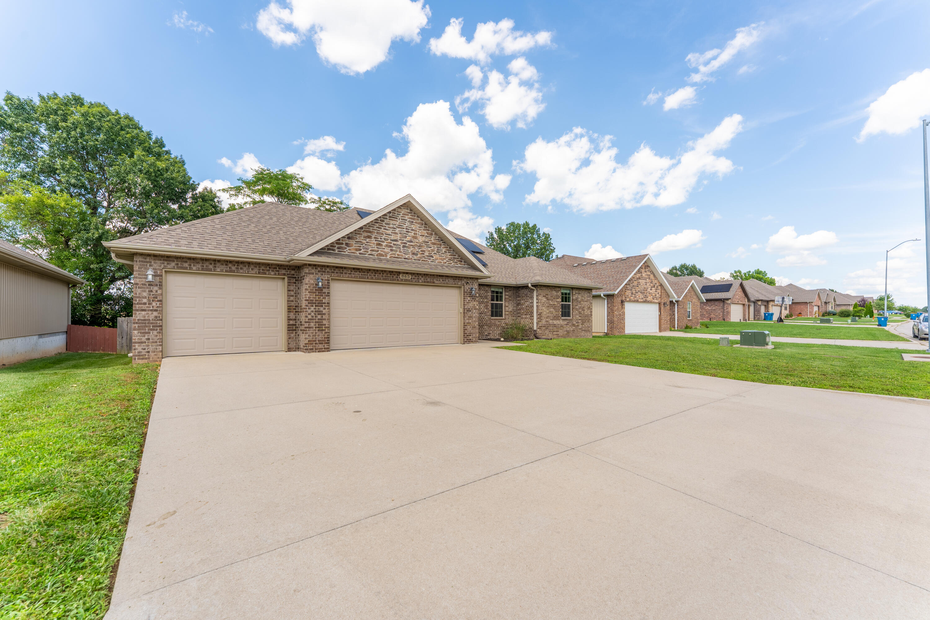 865 East Striper Drive Property Photo 3