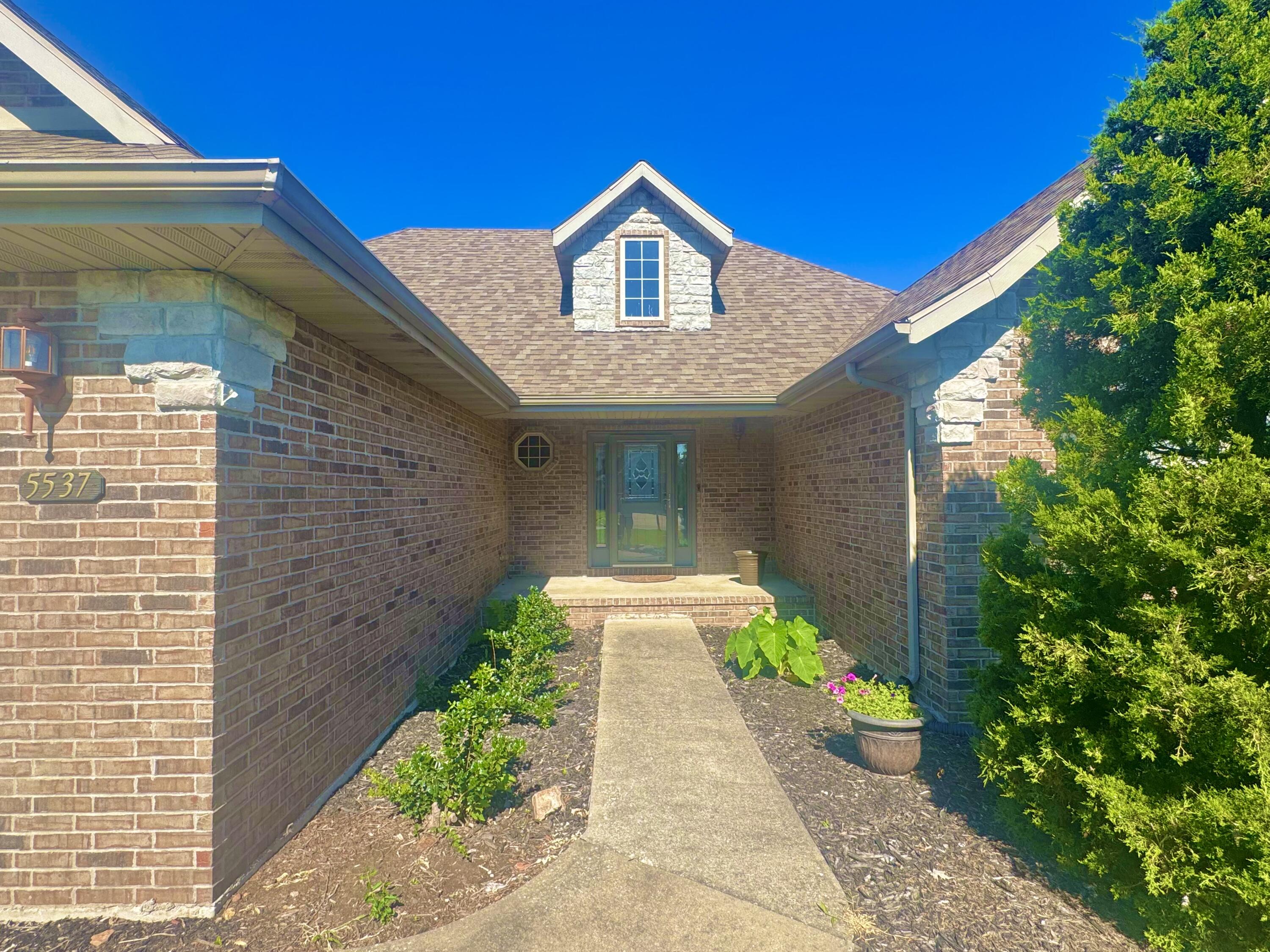 5537 South Pinehurst Avenue Property Photo 4