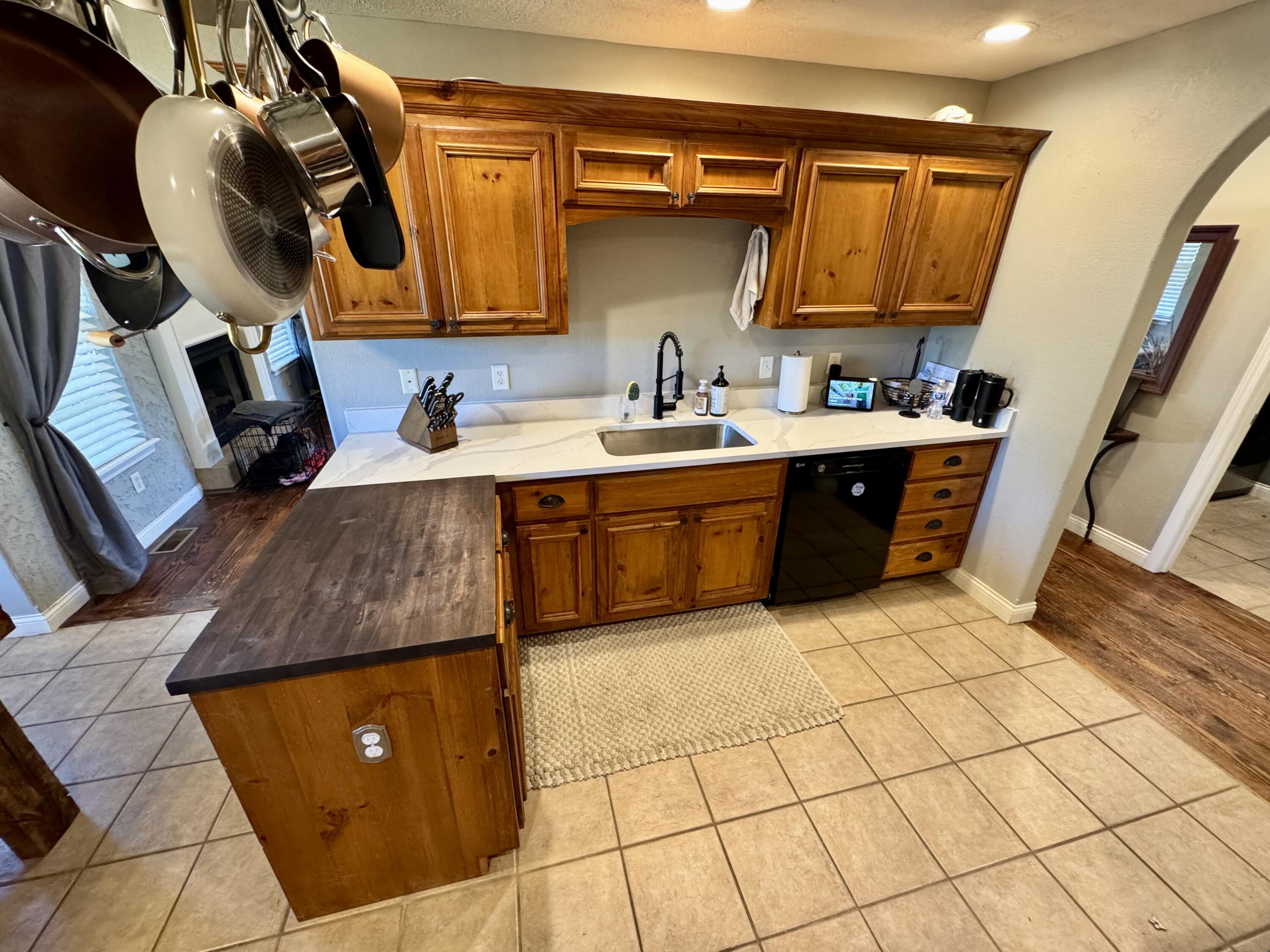 5537 South Pinehurst Avenue Property Photo 8