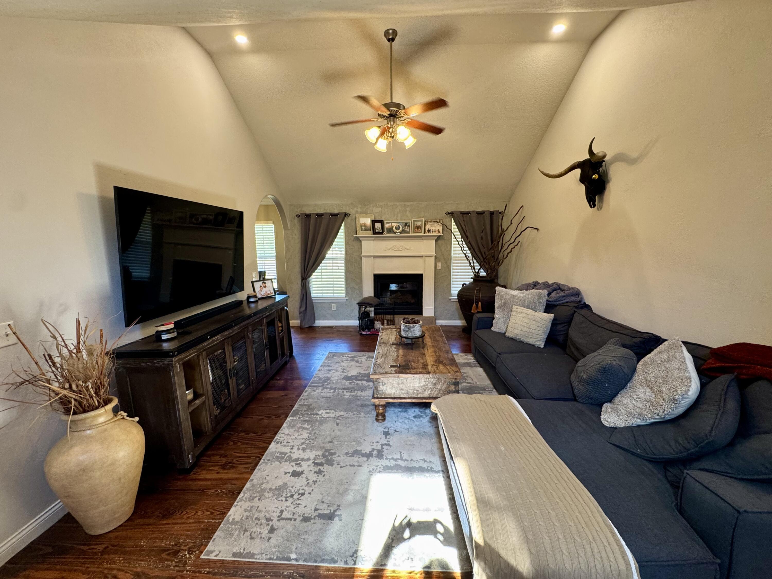 5537 South Pinehurst Avenue Property Photo 11