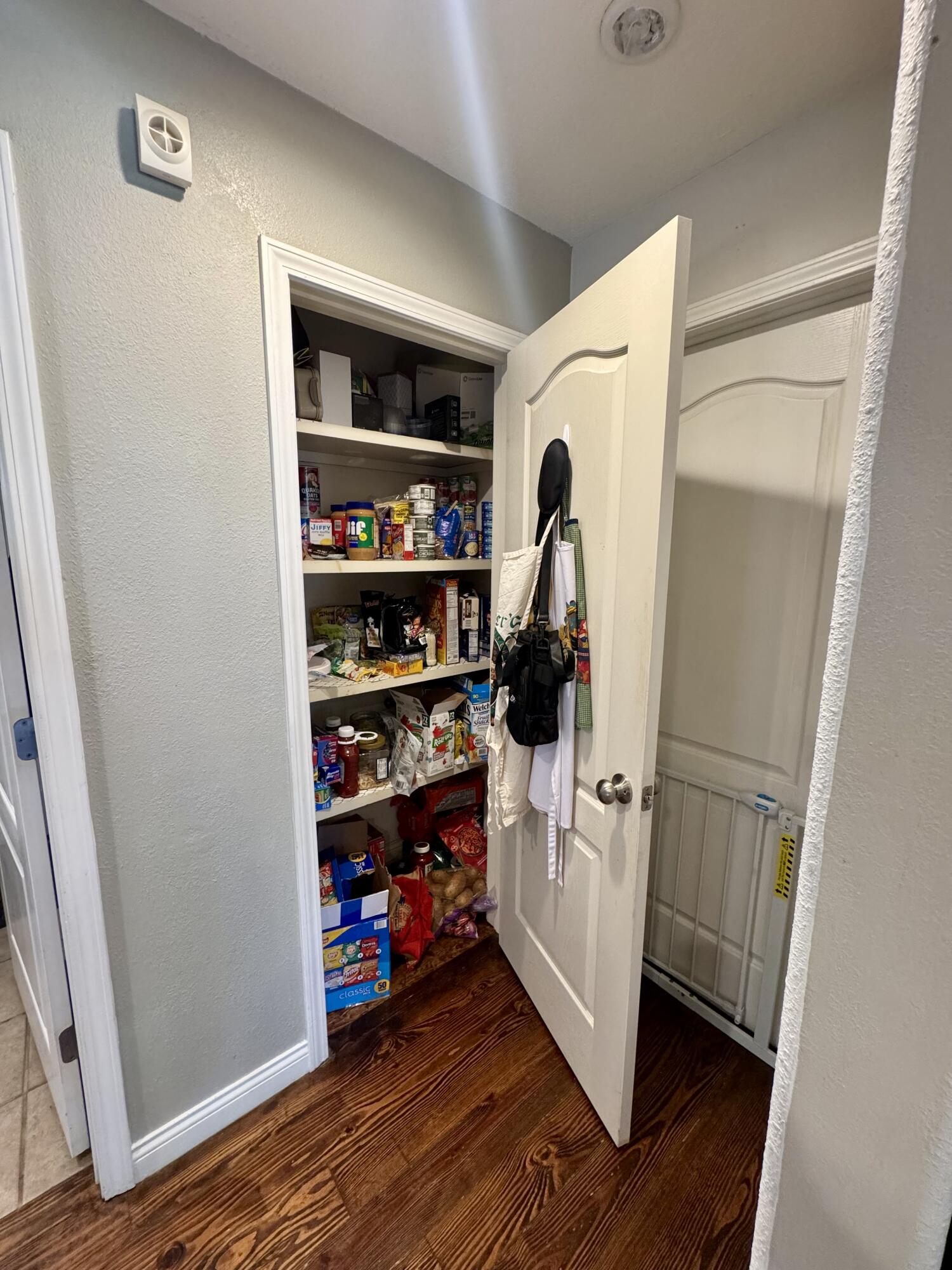5537 South Pinehurst Avenue Property Photo 14