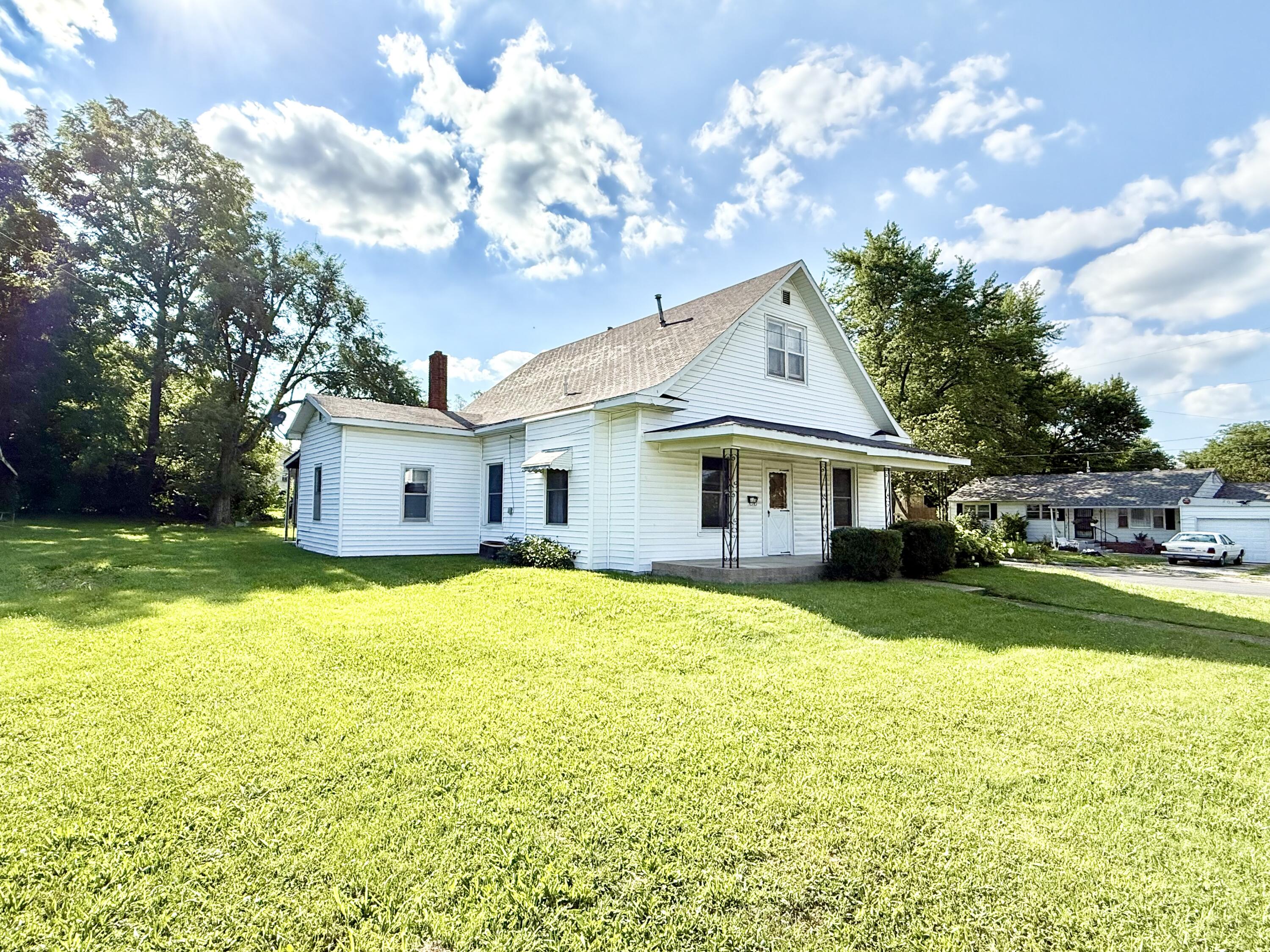 935 N Maple St Property Photo 4