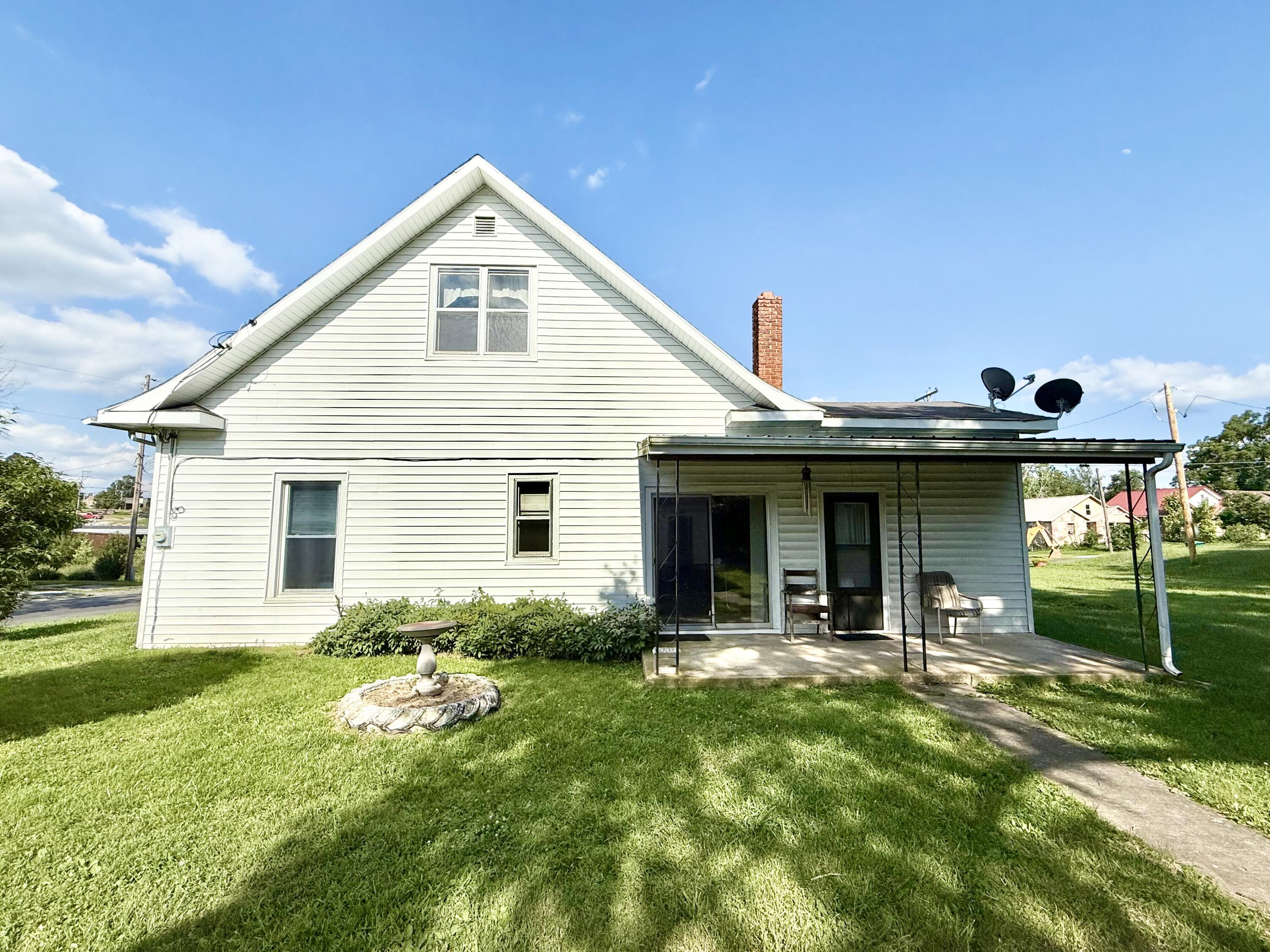 935 N Maple St Property Photo 6