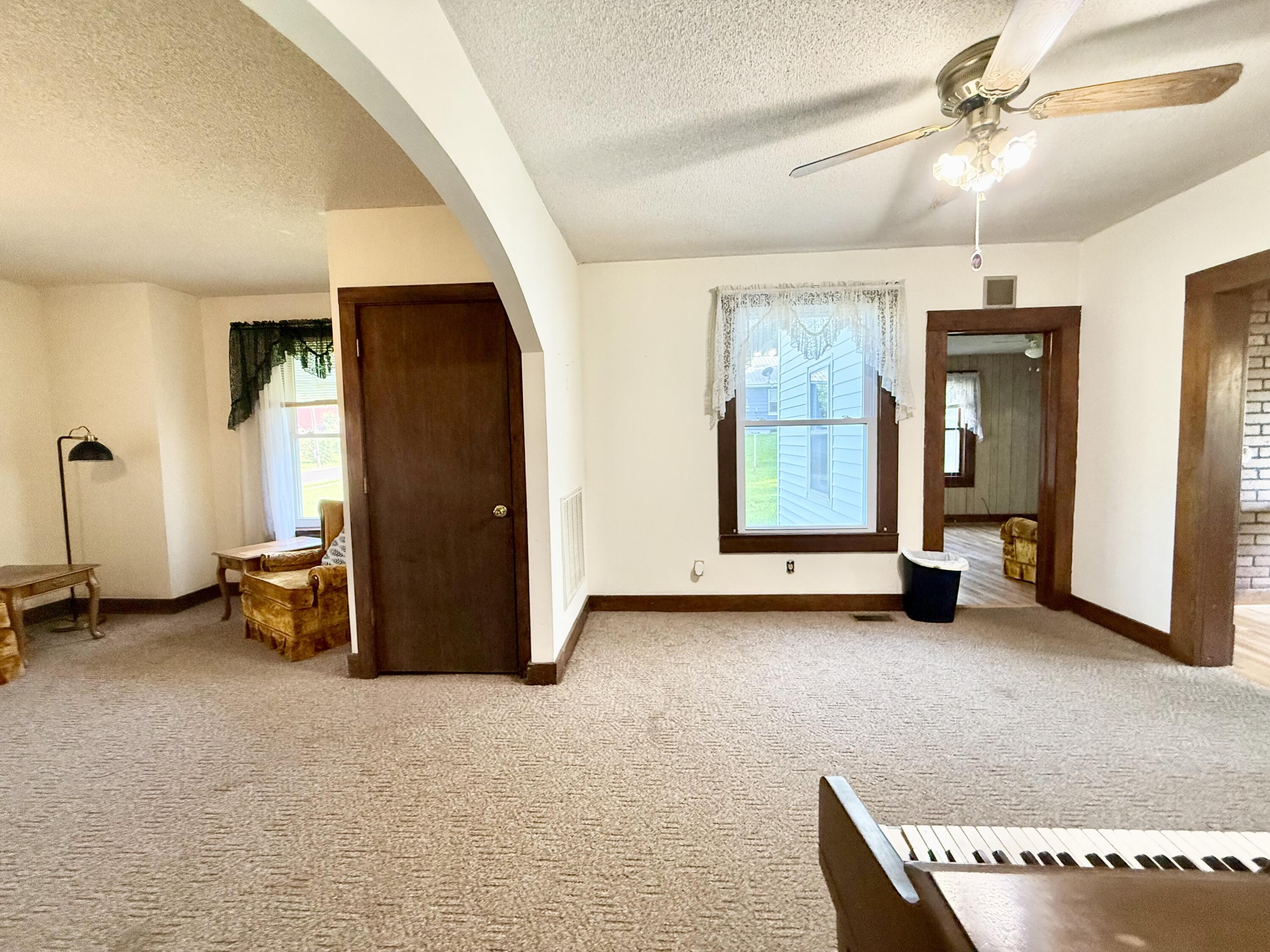 935 N Maple St Property Photo 9