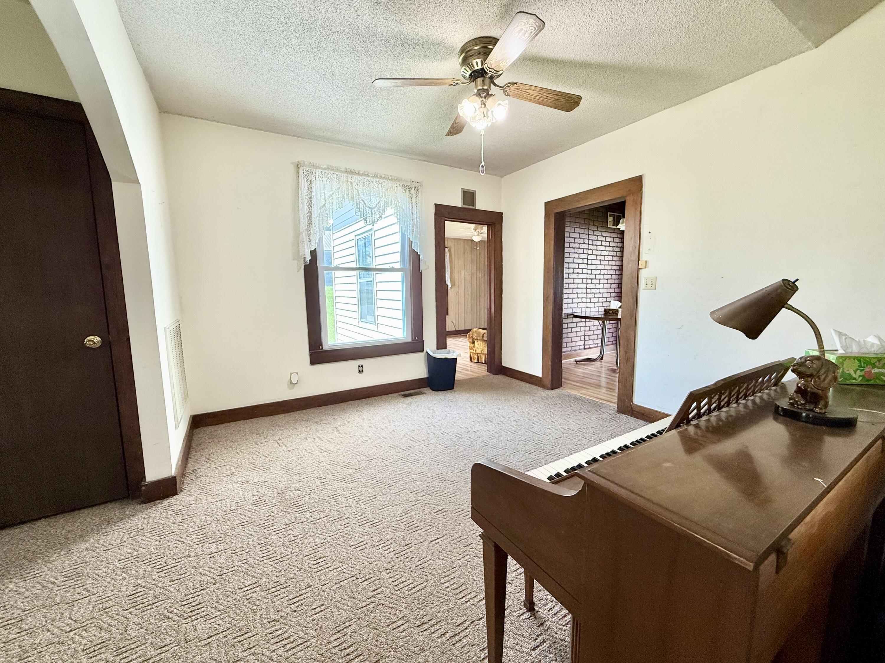 935 N Maple St Property Photo 11