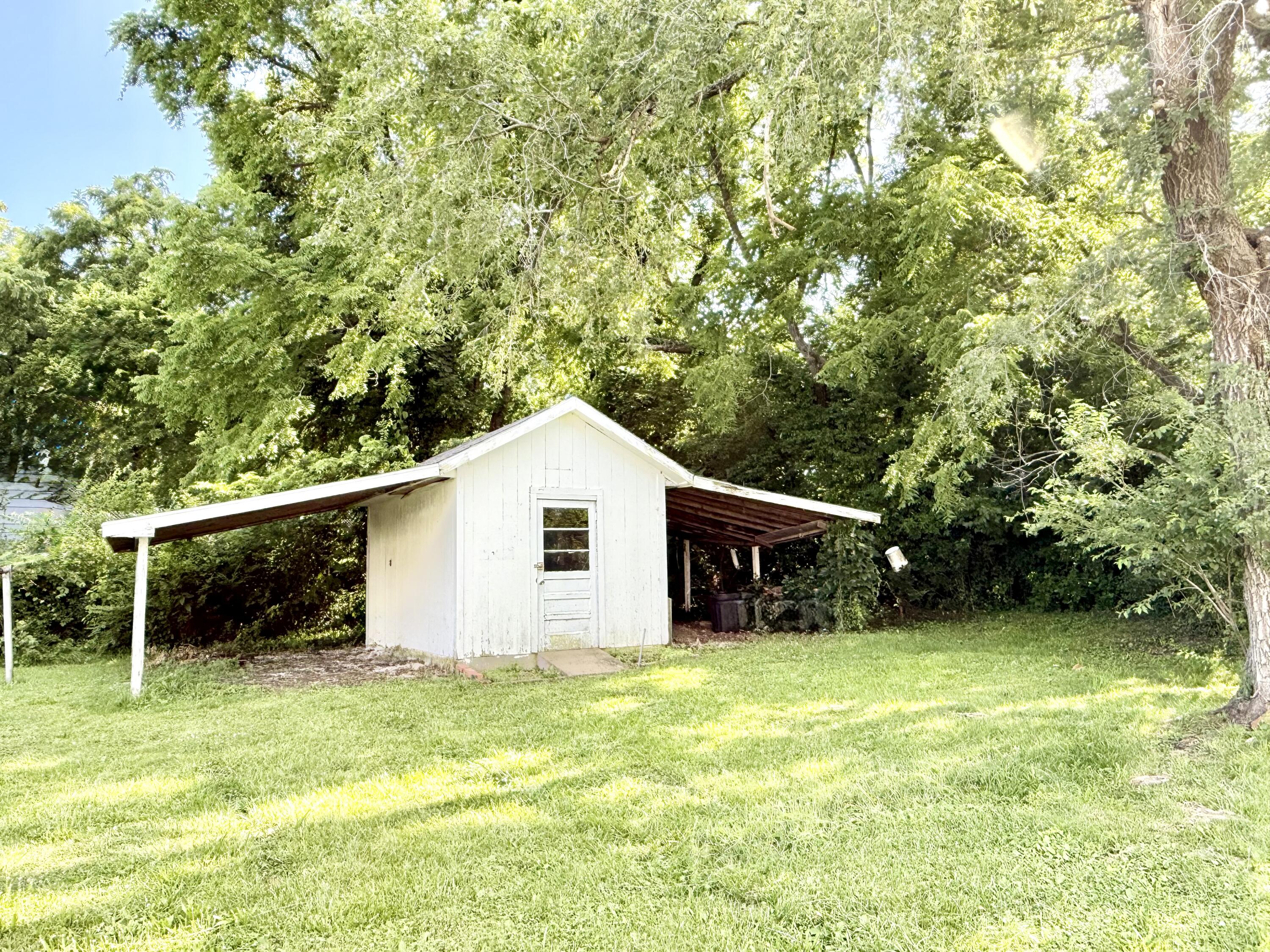 935 N Maple St Property Photo 28