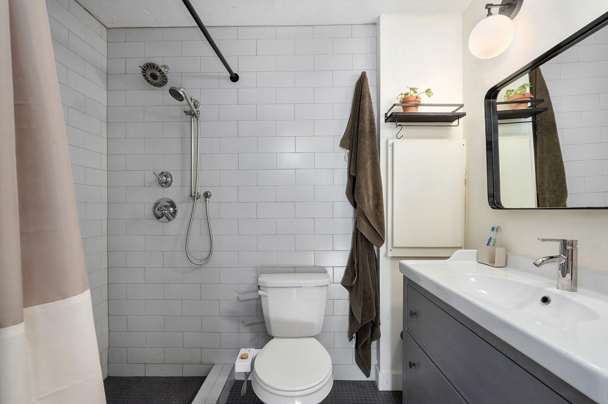 223 East Silsby Street Property Photo 20