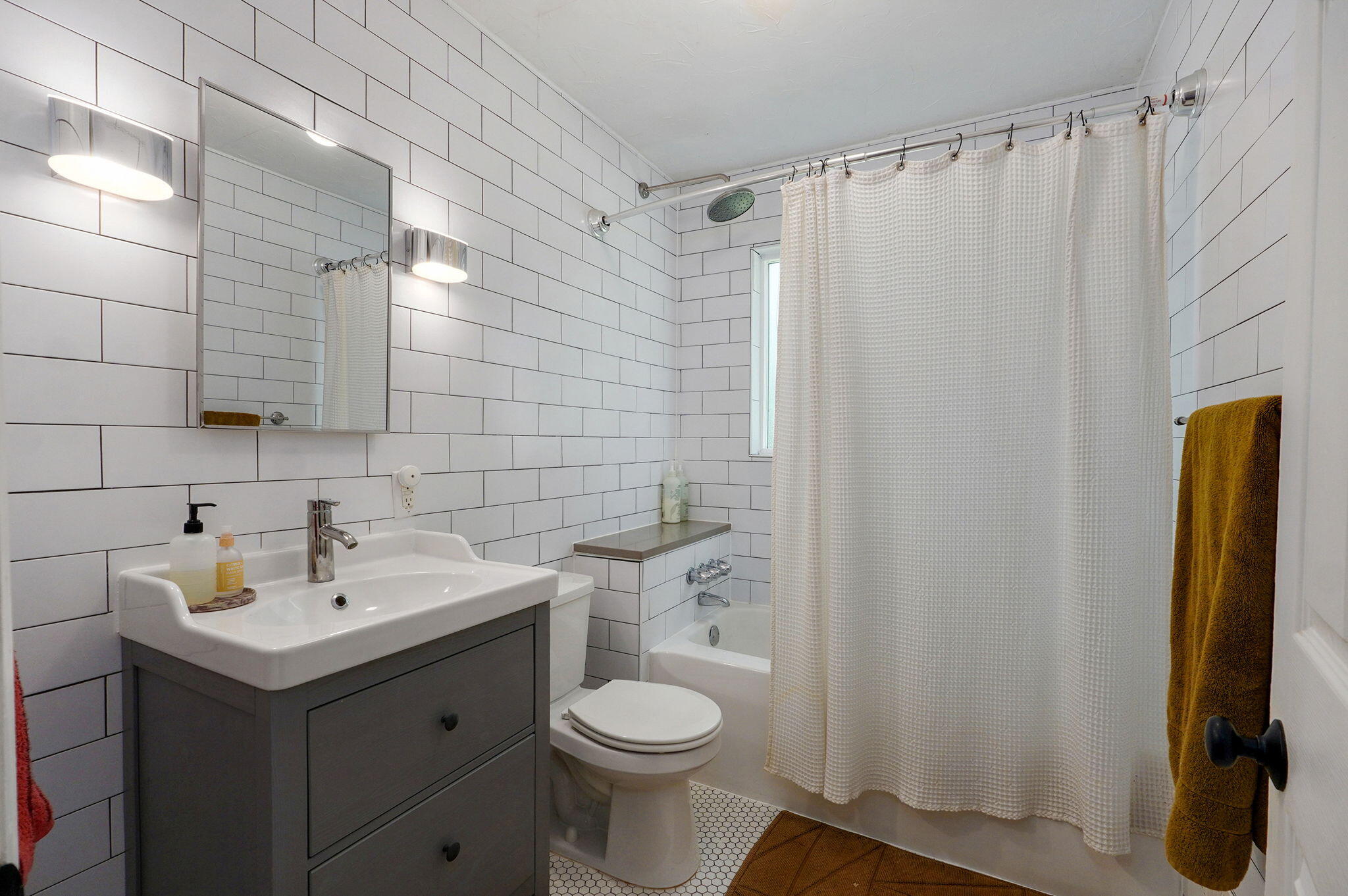 223 East Silsby Street Property Photo 24
