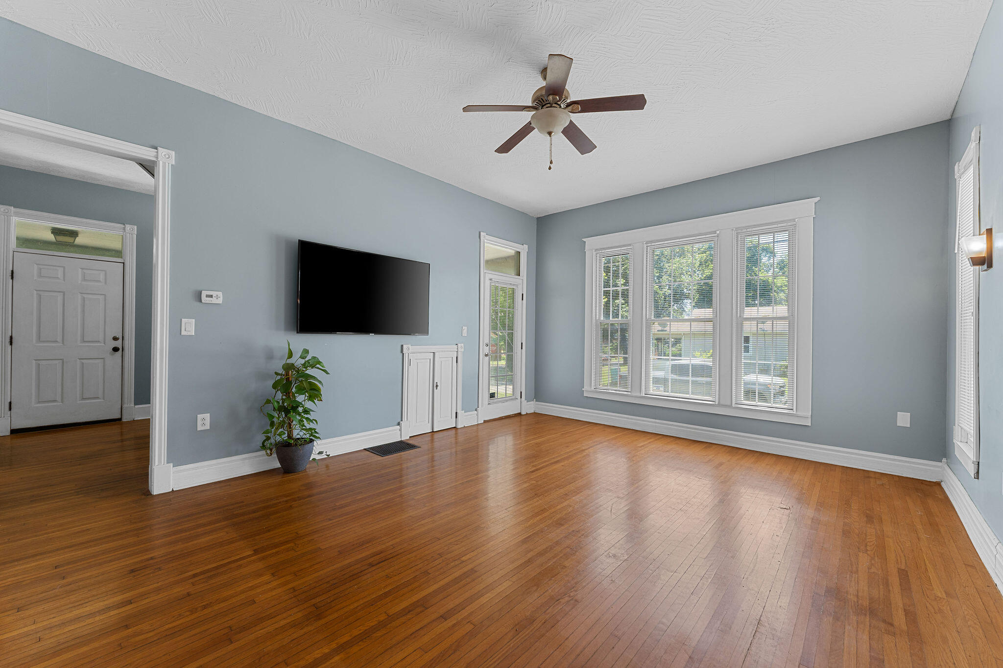 1201 North Broadway Avenue Property Photo 9