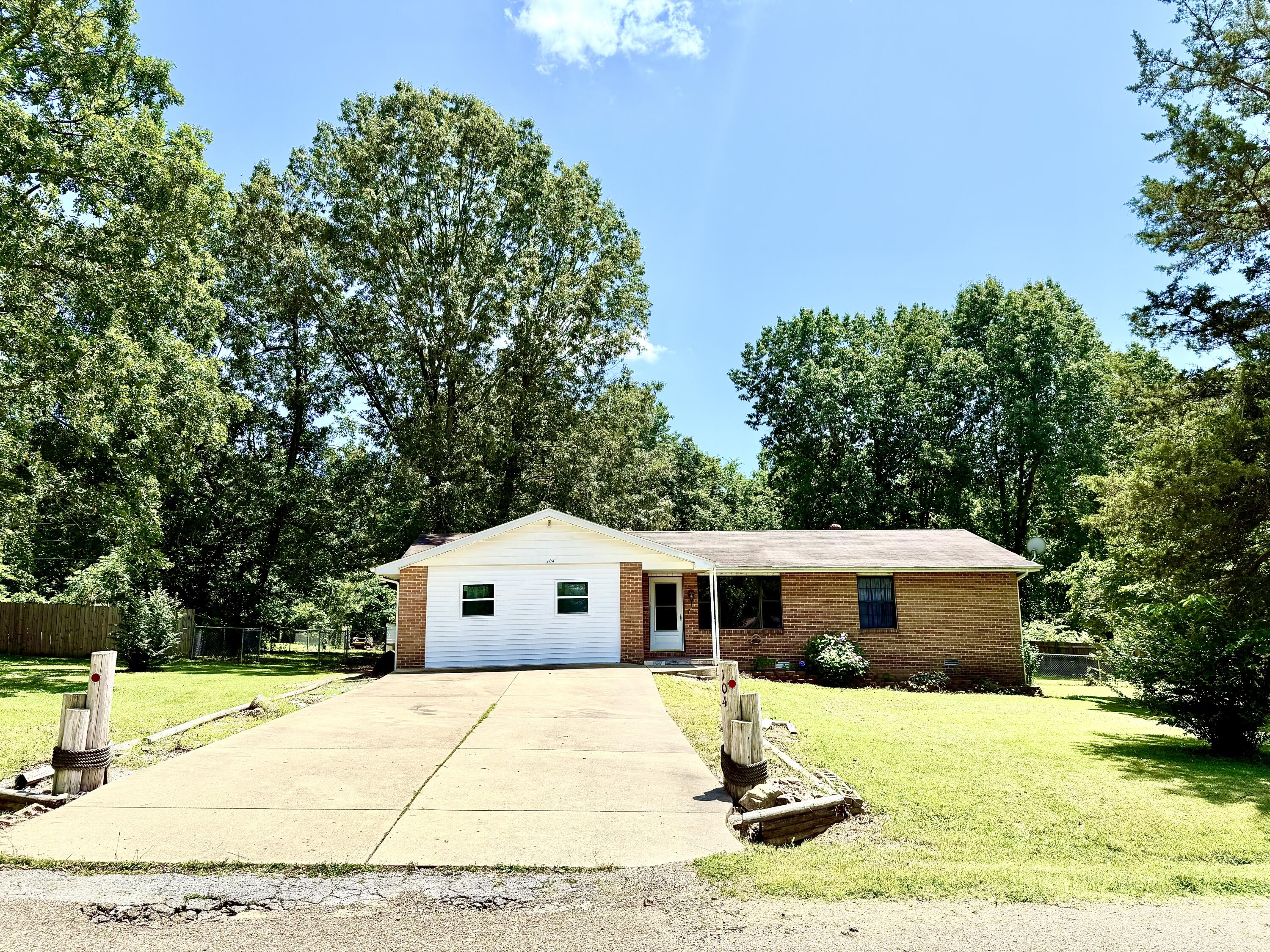 104 Castle Hill Dr. Property Photo 1