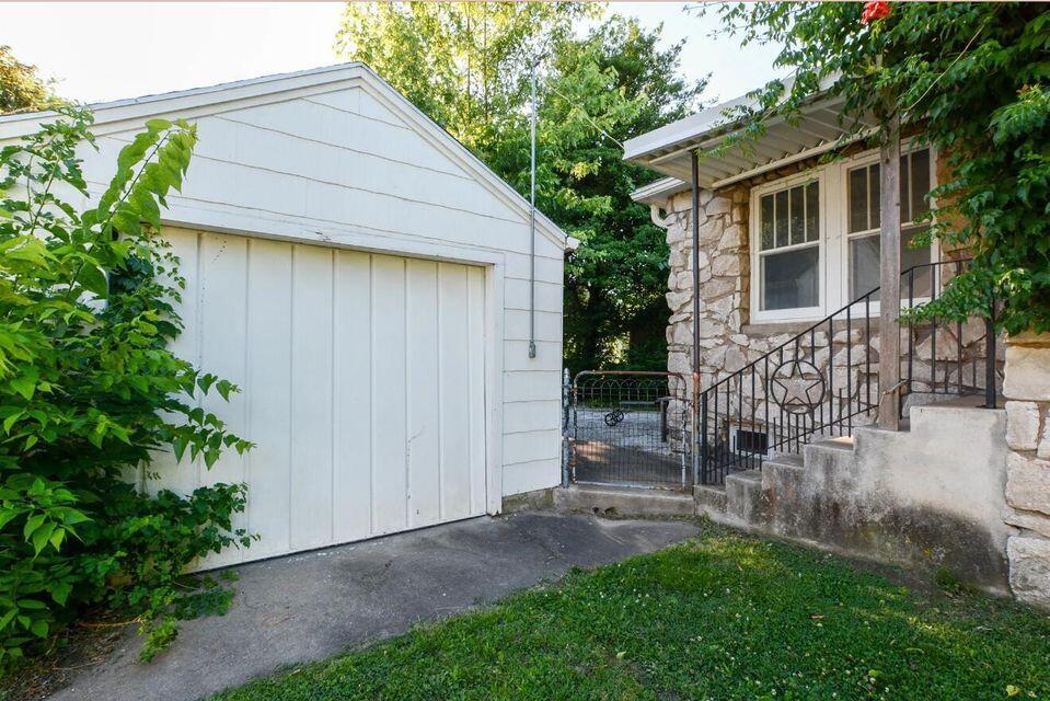 1305 South Kimbrough Avenue Property Photo 4
