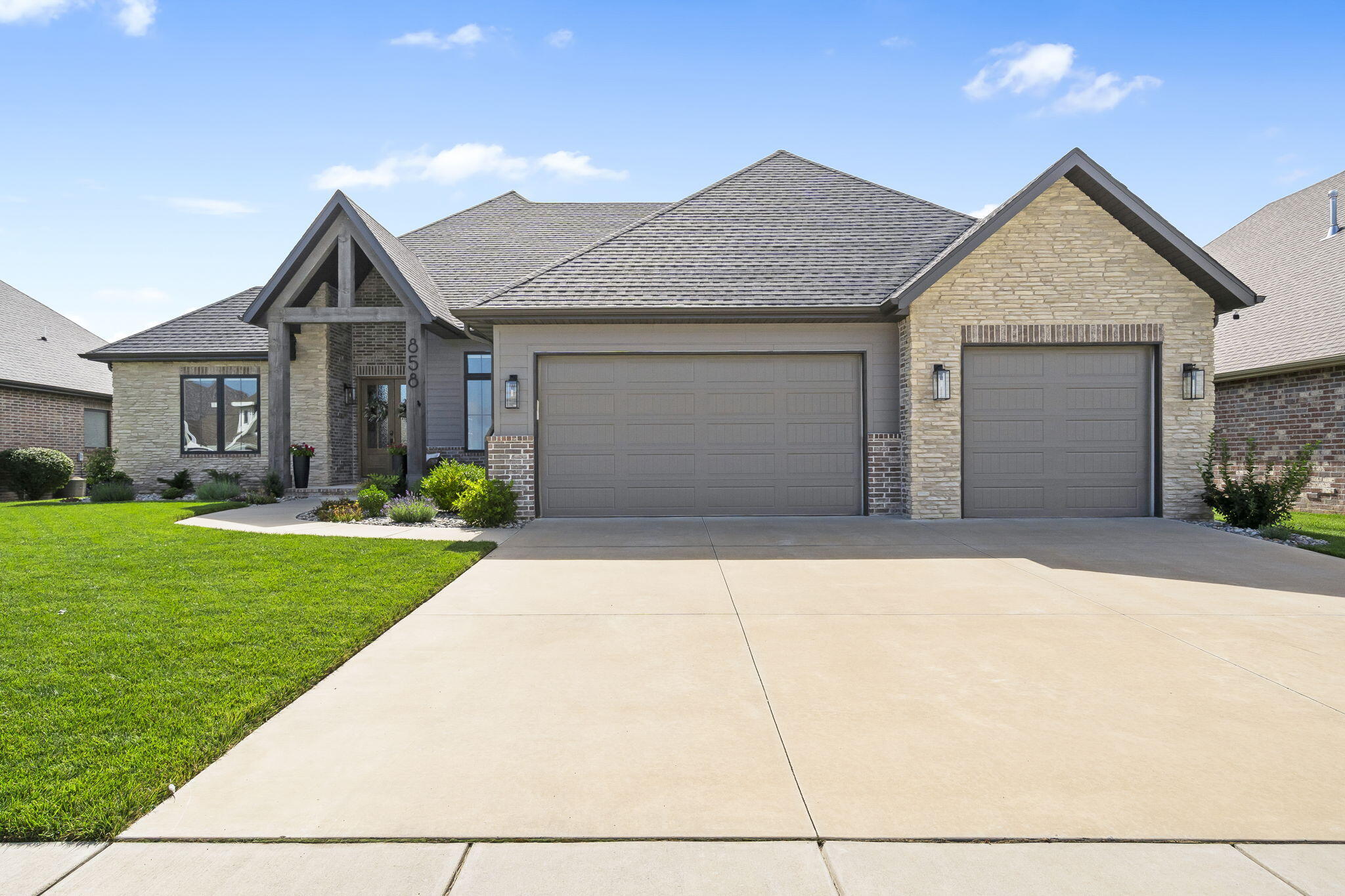 858 East Edenmore Circle Property Photo 1