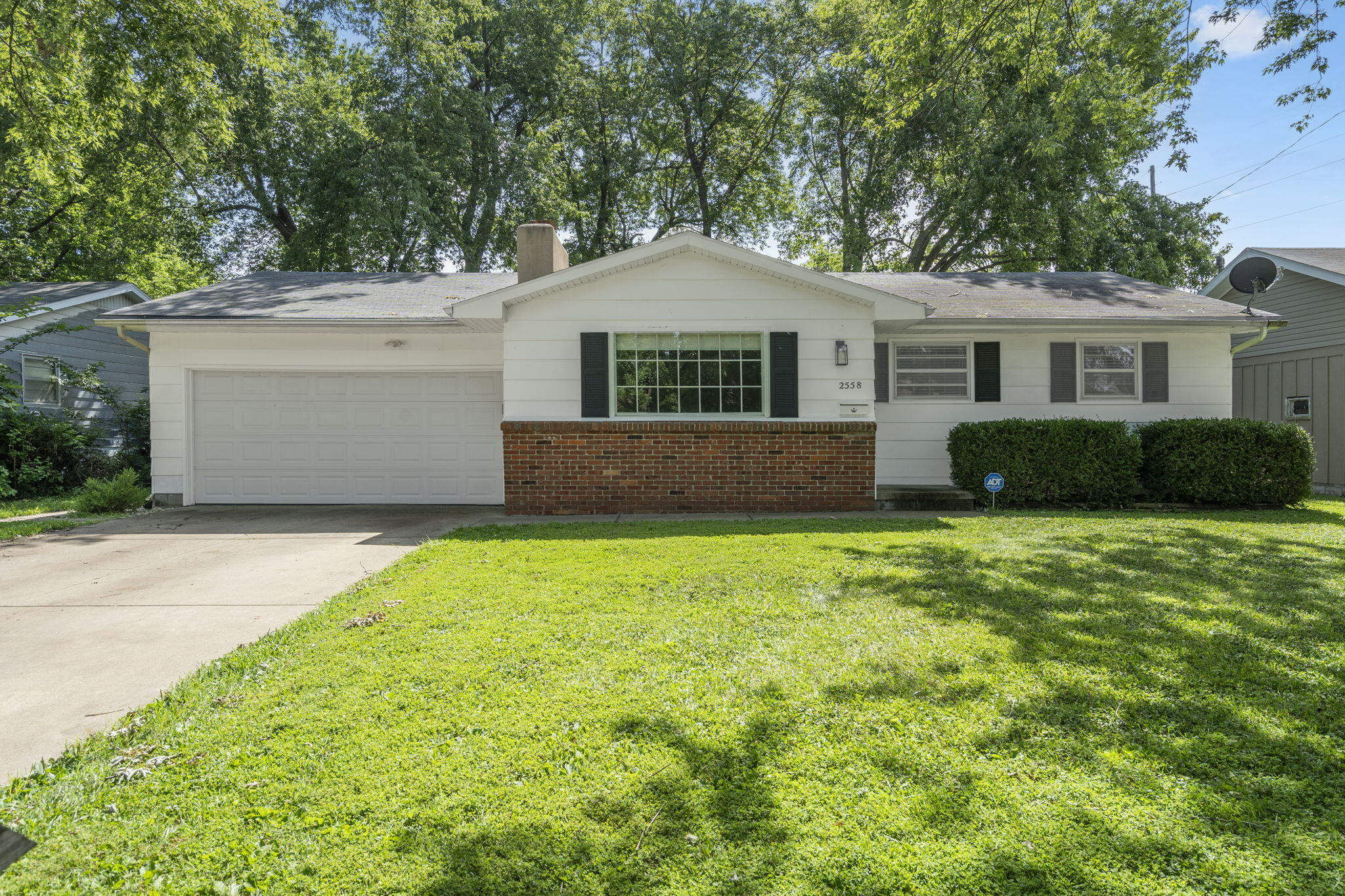 2558 South Nettleton Avenue Property Photo 1