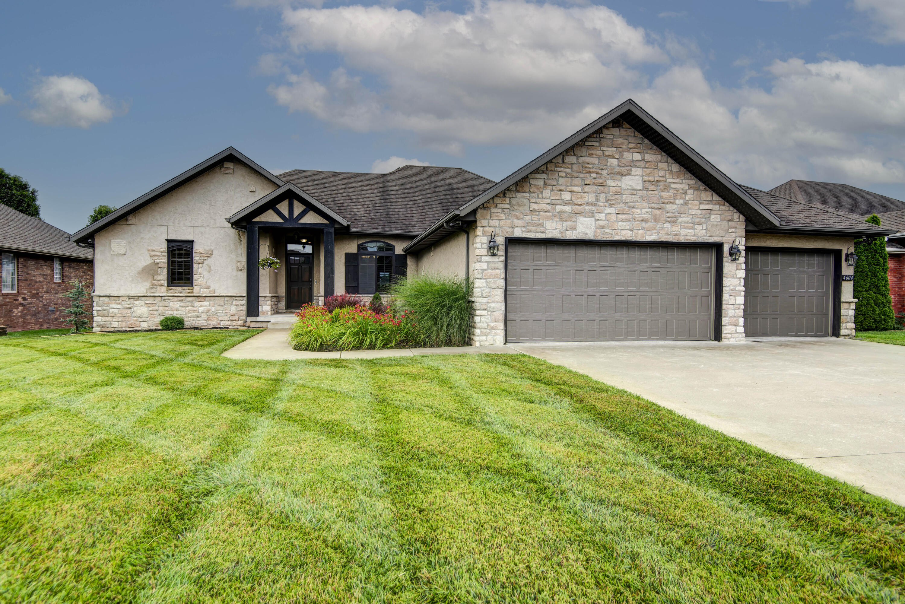 4604 East Kentbrook Drive Property Photo 1