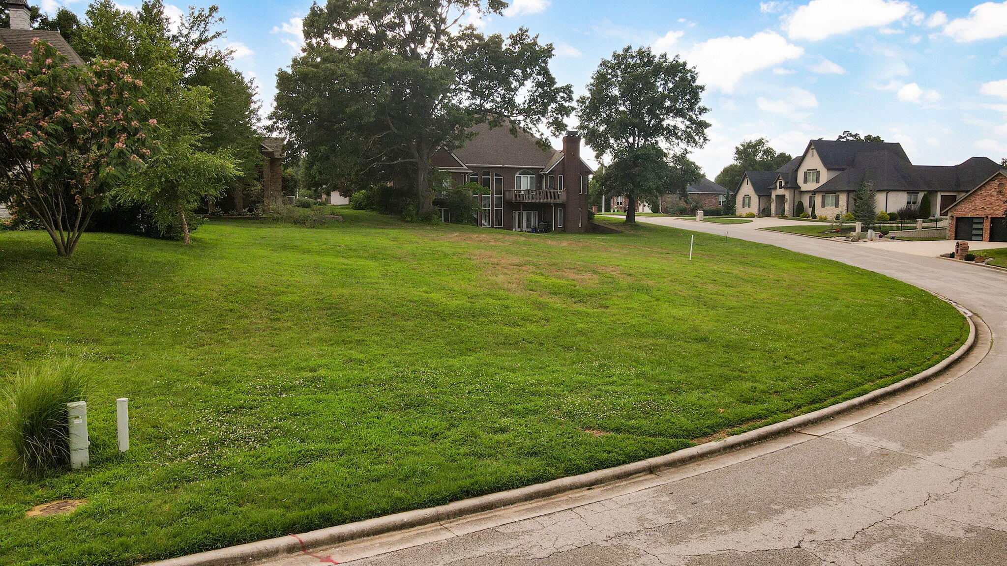 8302 Rolling Hills Drive Property Photo 4