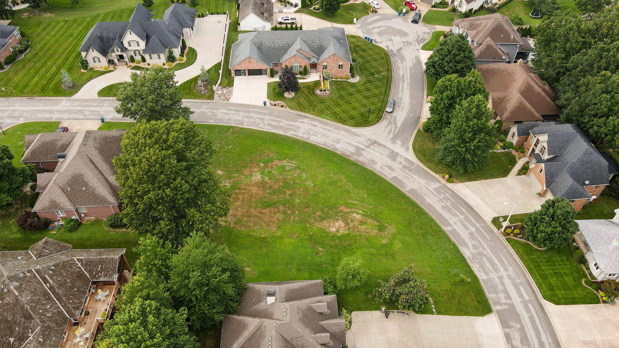 8302 Rolling Hills Drive Property Photo 9